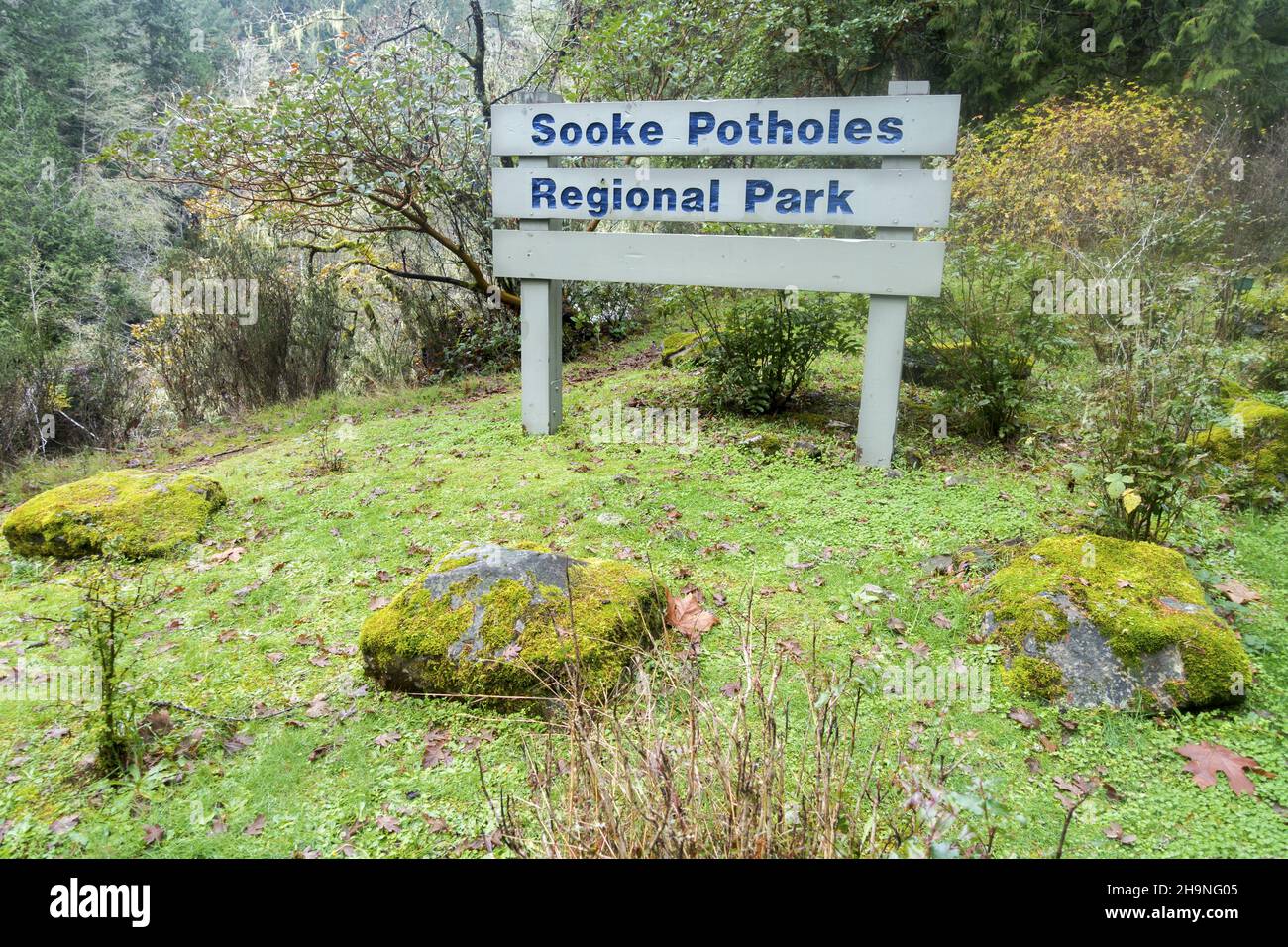 Eintrittstisch zum Sooke Potholes Regional Park mit grüner Wiesenlandschaft und üppigem Wald auf Vancouver Island, BC Kanada Stockfoto