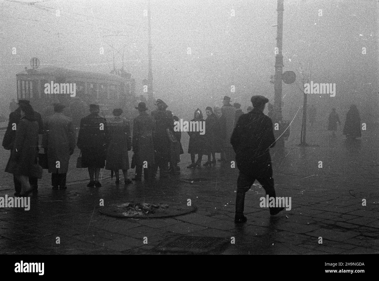 Warszawa, 1948-11-15. Ruch uliczny. bk PAP Warschau, 1948. November. Straßenverkehr. bk PAP Stockfoto