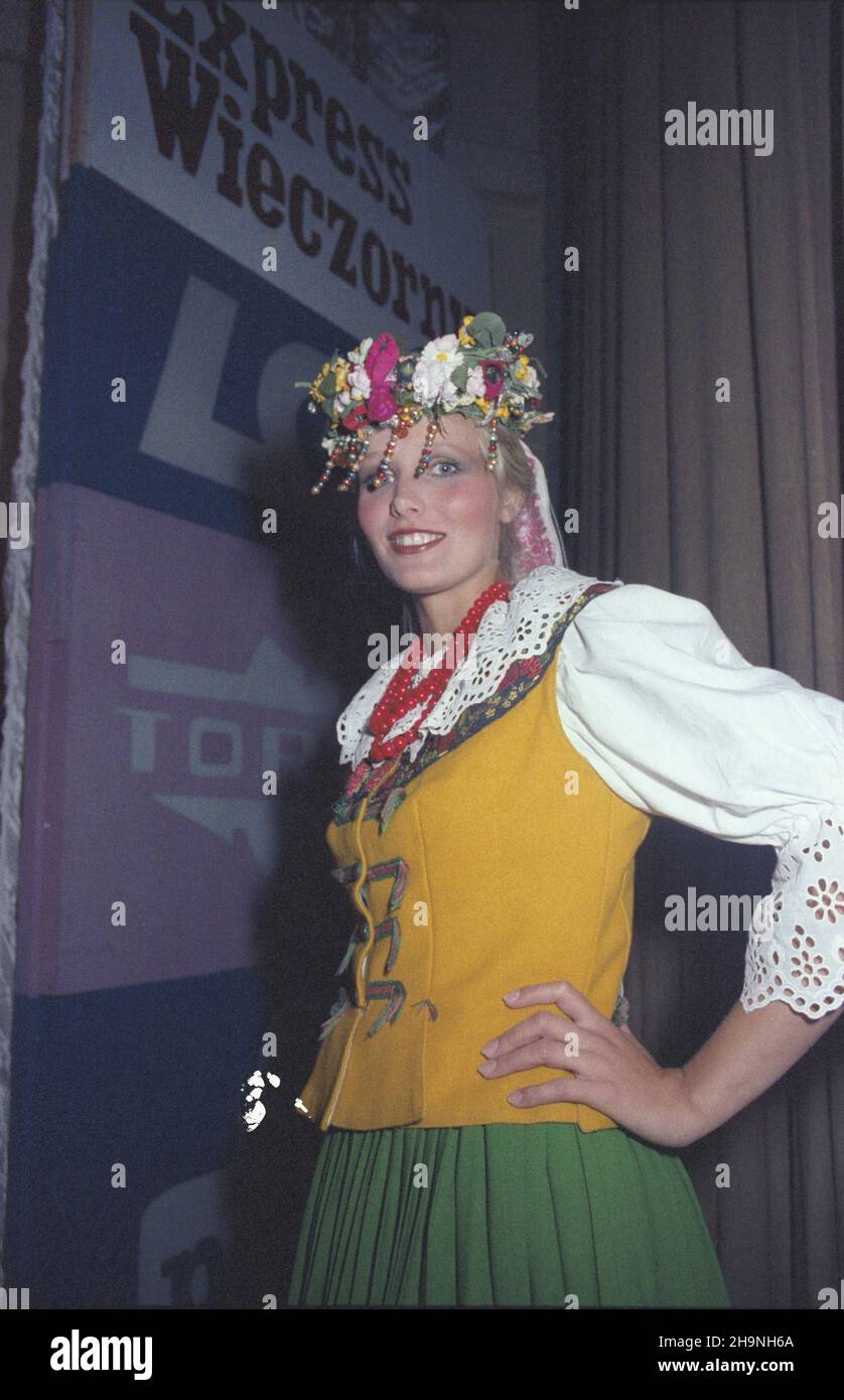 Warszawa 09,1983. Wybory Miss Polonia 83. Nz. Gabriela Kotowiak (I Wicemiss) w stroju ludowym. wb PAP/Grzegorz Rogiñski Dok³adny dzieñ wydarzenia nieustalony. Warschau, September 1983. Schönheitswettbewerb Miss Polonia 83. Im Bild: Gabriela Kotowiak (1st VizeFräulein) in einem Volkstracht. wb PAP/Grzegorz Roginski Veranstaltungstag unbekannt Stockfoto