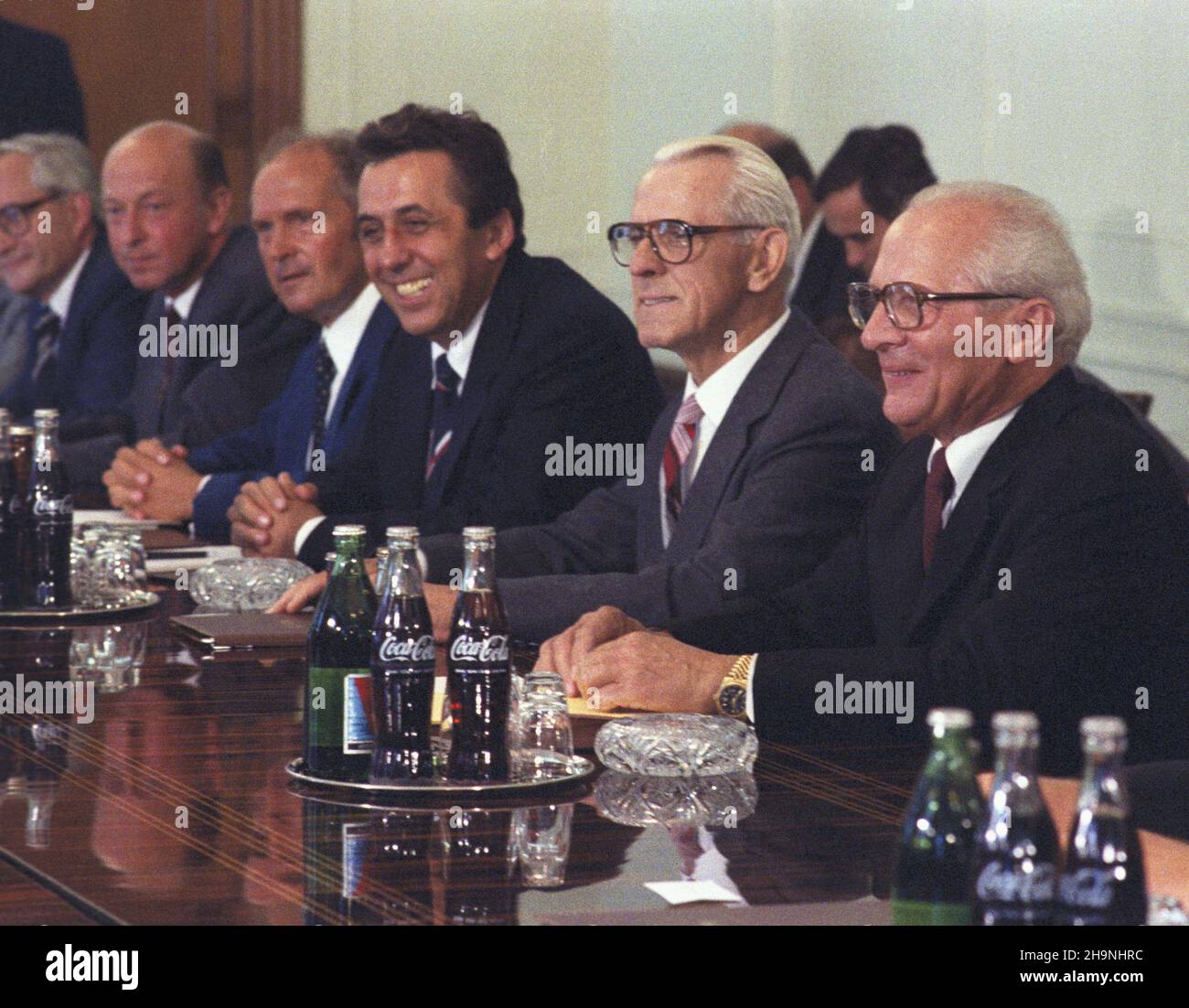 Warszawa 08,1983. Wizyta delegacji partyjno-rz¹dowej Niemieckiej Republiki Demokratycznej (16-18.08.1983) pod przewodnictwem i sekretarza Niemieckiej Socjalistycznej Partii Jednoœci SED i przewodnicz¹cego Rady Pañstwa NRD Ericha Honeckera. NZ. m.in. Erich Honecker (P) na spotkaniu w siedzibie Komitetu Centralnego Polskiej Zjednoczonej Partii Robotniczej. wb PAP/Maciej Musia³ Dok³adny dzieñ wydarzenia nieustalony. Warschau, August 1983. Eine Delegation von Staats- und Parteifunktionären der Deutschen Demokratischen Republik unter der Leitung des Sekretärs der Sozialistischen Einheitspartei Deutschlands (SPP) von 1st und des Vorsitzenden Stockfoto