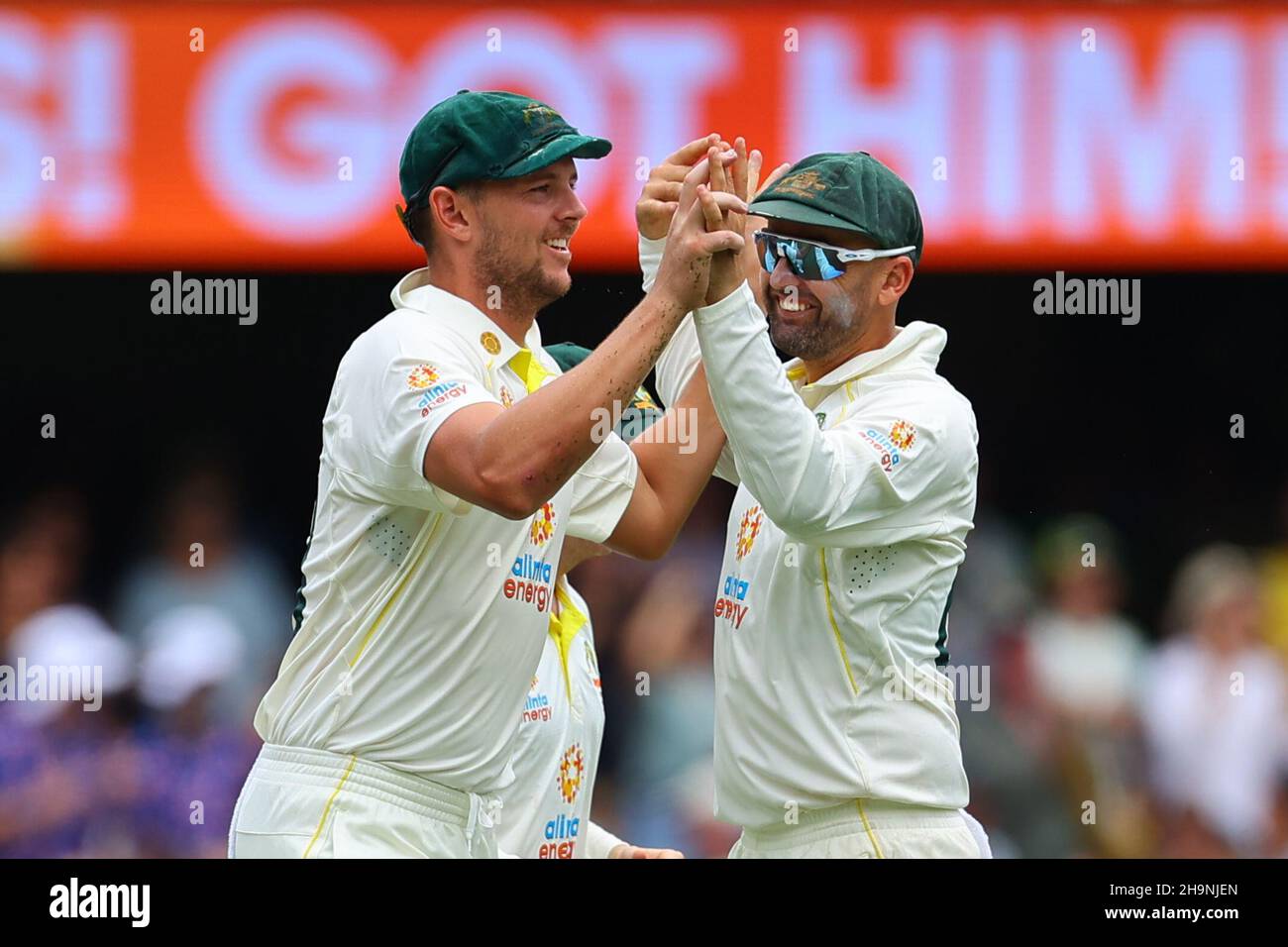 Brisbane, Großbritannien. 27th Oktober 2021. Cameron Green nimmt sein erstes Testdickicht ab und entließ Ollie Pope. Nathan Lyon, Josh Hazlewood Celebrate. In Brisbane, Vereinigtes Königreich am 10/27/2021. (Foto von Patrick Hoelscher/News Images/Sipa USA) Quelle: SIPA USA/Alamy Live News Stockfoto