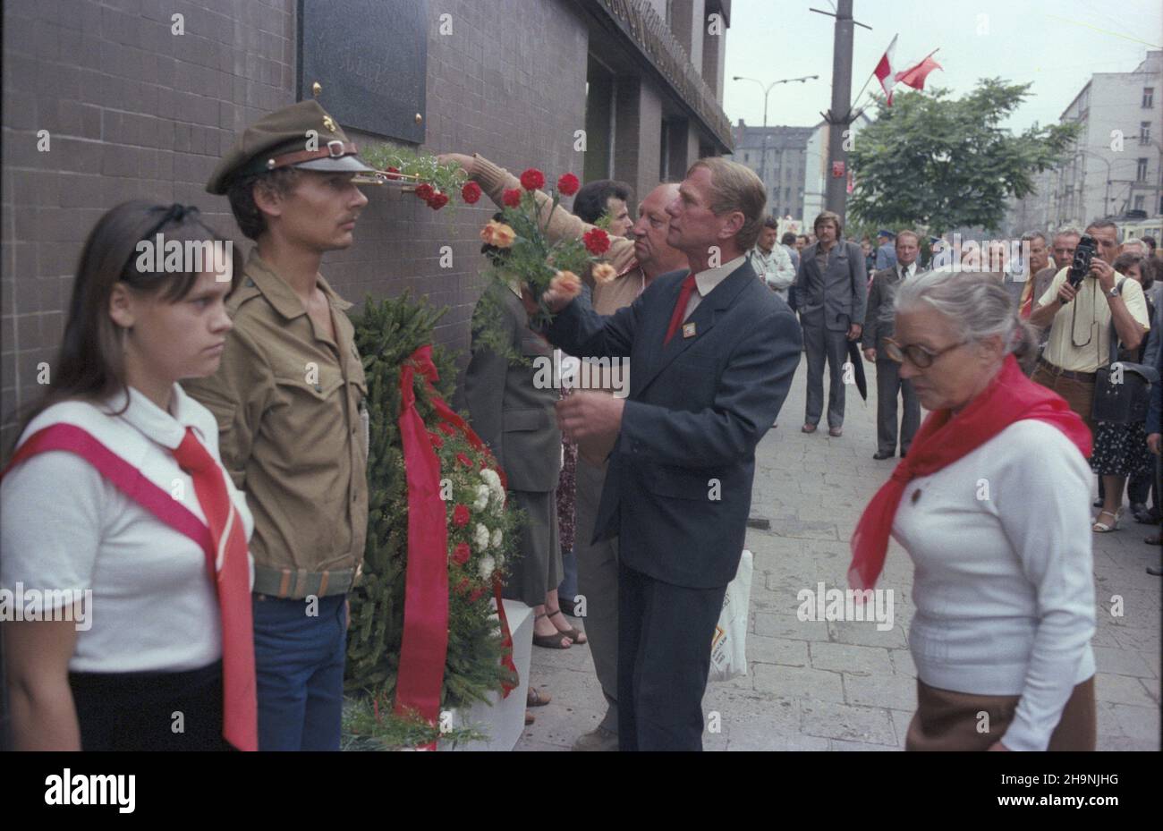 Wroc³aw 20.07.1983. Ogólnokrajowy Zlot M³odzie¿y Polskiej (w dniach 19-20.07.1983) z okazji 35. Rocznicy zjednoczenia ruchu m³odzie¿owego i powo³ania Zwi¹zku M³odzie¿y Polskiej. W uroczystoœciach udzia³ wziêli dzia³acze organizacji m³odzie¿owych oraz uczestnicy kongresu zjednoczeniowego z 1948 roku. NZ. z³o¿enie kwiatów pod tablic¹ pami¹tkow¹ na budynku siedziby Zarz¹du Miejskiego ZWM. wb PAP/Jan Morek Breslau, Den 20. Juli 1983. Eine nationale Jugendkundgebung anlässlich des 35th. Jahrestages der Vereinigung der polnischen Jugend (ZMP), an der Aktivisten der Jugendorganisation und Teilnehmer des ZMP 1948 teilnehmen Stockfoto