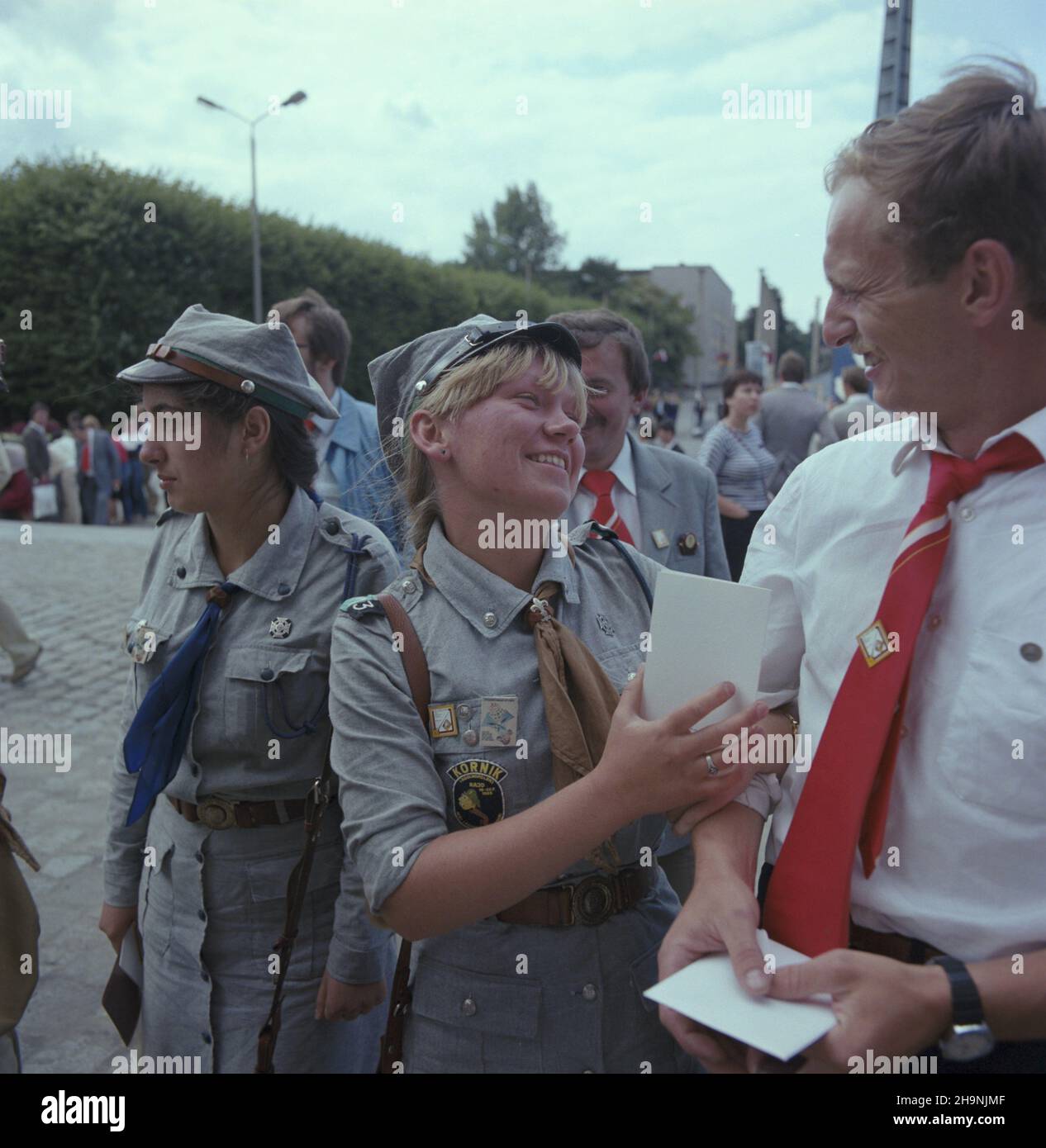 Wroc³aw 20.07.1983. Ogólnokrajowy Zlot M³odzie¿y Polskiej (w dniach 19-20.07.1983) z okazji 35. Rocznicy zjednoczenia ruchu m³odzie¿owego i powo³ania Zwi¹zku M³odzie¿y Polskiej. W uroczystoœciach udzia³ wziêli dzia³acze organizacji m³odzie¿owych oraz uczestnicy kongresu zjednoczeniowego z 1948 roku. NZ. Uczestnicy zjazdu przed gmachem Hali Ludowej. wb PAP/Jan Morek Breslau, Den 20. Juli 1983. Die gesamtpolnische Jugendversammlung (19. Bis 20. Juli 1983) anlässlich des 35th. Jahrestages der Vereinigung der Jugendbewegung und der Gründung der Polnischen Jugendunion. Die Zeremonien wurden besucht Stockfoto