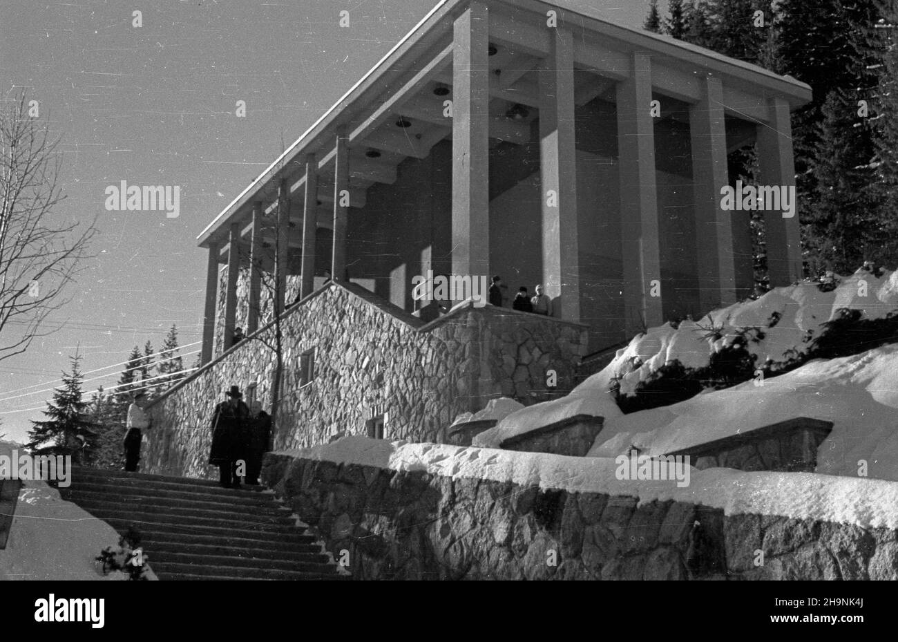 Zakopane, 1948-12. Kolej linowa na Kasprowy Wierch. NZ. stacja dolna KuŸnice. wb PAP Dok³adny dzieñ wydarzenia nieustalony. Zakopane, Dezember 1948. Eine Seilbahn zum Kasprowy Wierch. Im Bild: Kuznice Station am Fuße des Berges. wb PAP Stockfoto