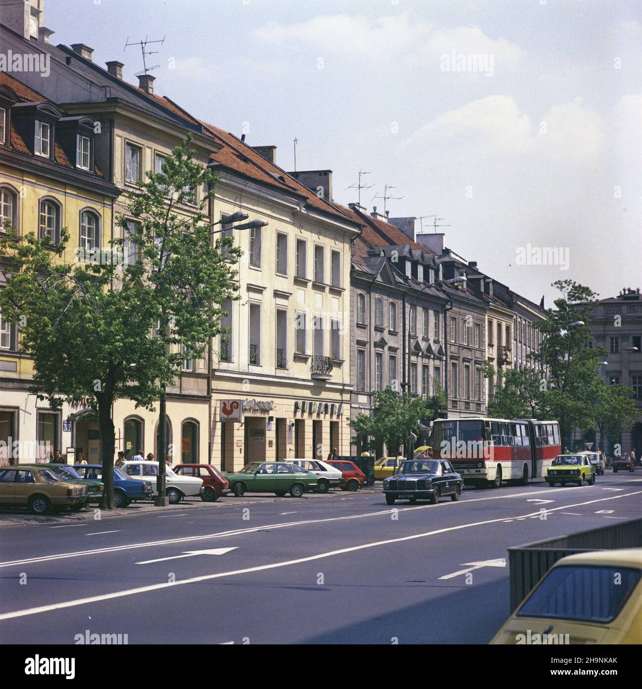 Warszawa 07,1983. Ulica Krakowskie Przedmieœcie - Fragment Traktu Królewskiego. wb PAP/Jan Morek Dok³adny dzieñ wydarzenia nieustalony. Warschau Juli 1983. Krakowskie Przedmiescie Street - ein Fragment der königlichen Route. wb PAP/Jan Morek Termin unbekannt. Stockfoto