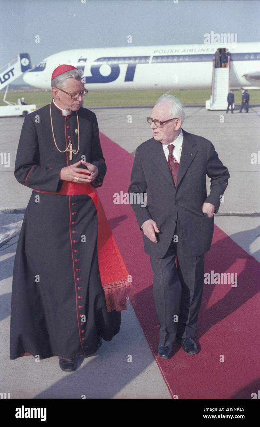 Kraków 23.06.1983. II pielgrzymka do Polski Papie¿a Jana Paw³a II. Uroczystoœæ po¿egnanie na lotnisku Balice. NZ. metropolita krakowski kardyna³ Franciszek Macharski i przewodnicz¹cy Rady Pañstwa Henryk Jab³oñski. wb PAP/Jerzy Ochoñski Krakau, 23. Juni 1983. Die zweite Pilgerreise von Papst Johannes Paul II. Nach Polen. Abschied vom Heiligen Vater am Flughafen Balice. Im Bild: Metropolit von Krakau Kardinal Franciszek Macharski und Vorsitzender des Staatsrates Henryk Jablonski. wb PAP/Jerzy Ochonski Stockfoto