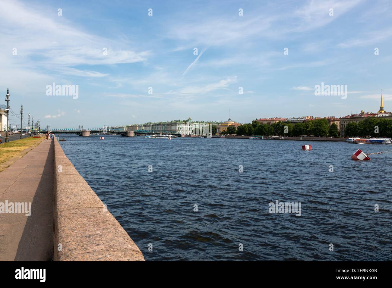 Sankt Petersburg, Russland - 13. Juli 2021: Blick auf den Fluss Neva mit Universitätsdamm in Sankt Petersburg Stockfoto