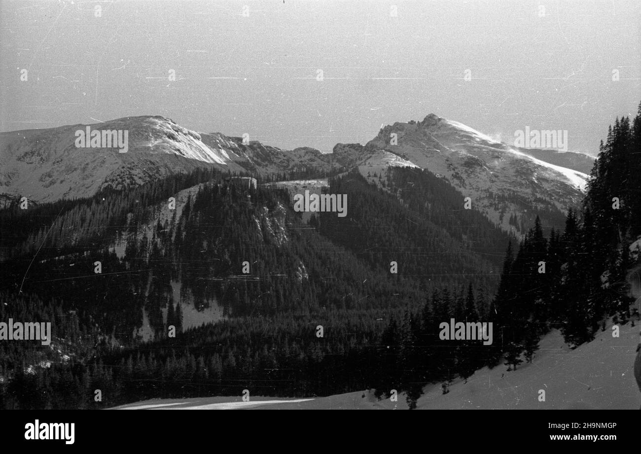 Zakopane, 1948-12. Zimowy pejza¿ Tatr. Widok na Kasprowy Wierch od strony Zakopanego. ka PAP Dok³adny dzieñ wydarzenia nieustalony. Zakopane, Dezember 1948. Die Tatra-Berge im Winter. Kasprowy Wierch von Zakopane aus gesehen. ka PAP Stockfoto