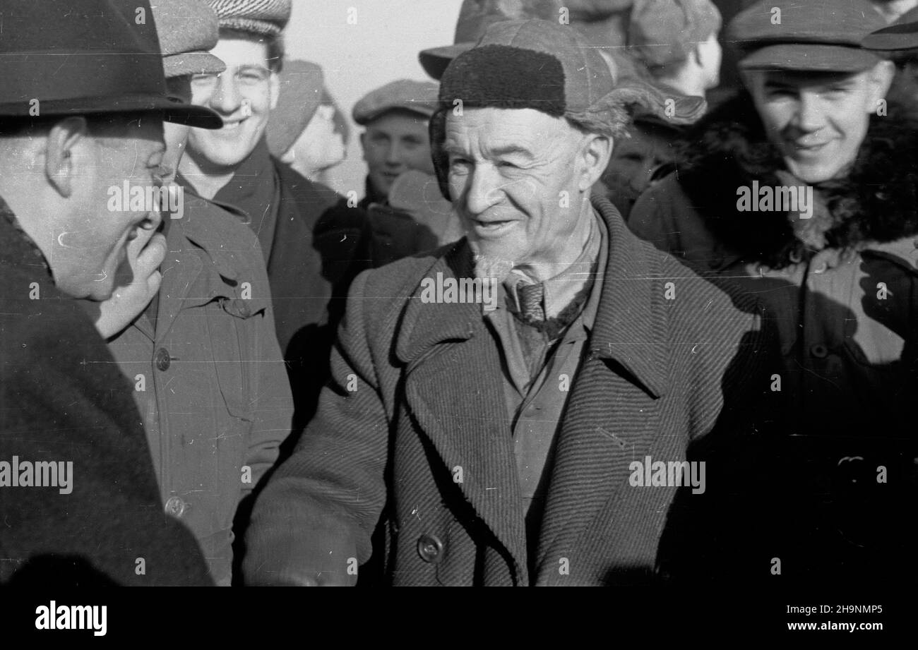 Warszawa, 1948-12-04. Minister komunikacji Jan Rabanowski odwiedzi³ ekipê Mostostalu podczas practic nad nowo budowanym mostem linii œrednicowej. Ministra i towarzysz¹cych mu dyrektorów M³odeckiego, Przedpe³skiego i Owczarskiego powita³ meldunkiem o stanie robót in¿. Ciszewski (naczelnik nadzoru budowy mostu). Nz. J. Rabanowski (L) rozmawia z najstarszym majstrem na budowie 76 letnim ¯elaziñskim (C). uu PAP Warschau, 4. Dezember 1948. Verkehrsminister Jan Rabanowski besucht die Arbeiter der Firma Mostostal, die eine neue Brücke über eine kommunterische Eisenbahnlinie baut. Der Minister und die Direktoren begleiten Stockfoto