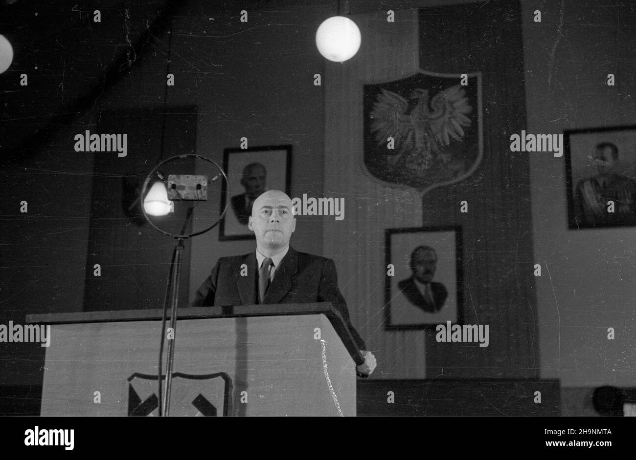 Zabrze, 1948-12-04. Z okazji obchodów dnia Barbórki Premier Józef Cyrankiewicz (nz.) z³o¿y³ wizytê w Kopalni Zabrze-Wschód, gdzie wyg³osi³ przemówienie polityczne. uu PAP Zabrze, 4. Dezember 1948. Premierminister Jozef Cyrankiewicz (im Bild) besuchte die Mine Zabrze-Wschod anlässlich des Bergwerkstages. Der Premierminister hielt eine politische Rede. uu PAP Stockfoto