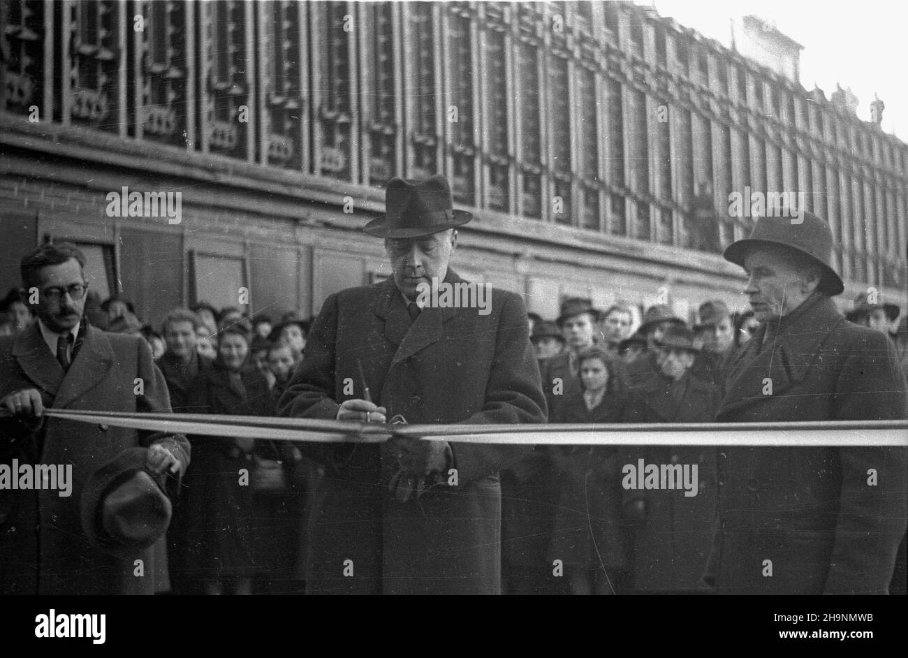 Zabrze, 1948-12-04. Z okazji obchodów dnia Barbórki Premier Józef Cyrankiewicz (C) z³o¿y³ wizytê w Kopalni Zabrze-Wschód, gdzie wyg³osi³ przemówienie polityczne. Premierowi towarzyszy³ wiceminister przemys³u i handlu dr. Salcewicz. U wejœcia na teren kopalni przyby³ych powita³a delegacja za³ogi zak³adu. uu PAP Zabrze, 4. Dezember 1948. Premierminister Jozef Cyrankiewicz (Mitte) besuchte die Mine Zabrze-Wschod anlässlich des Bergwerkstages. Der Premierminister hielt eine politische Rede. Der Premierminister wurde von dem stellvertretenden Minister für Industrie und Handel Salcewicz begleitet. Die Gäste wurden von einer Delegation des Bergwerks im e begrüßt Stockfoto