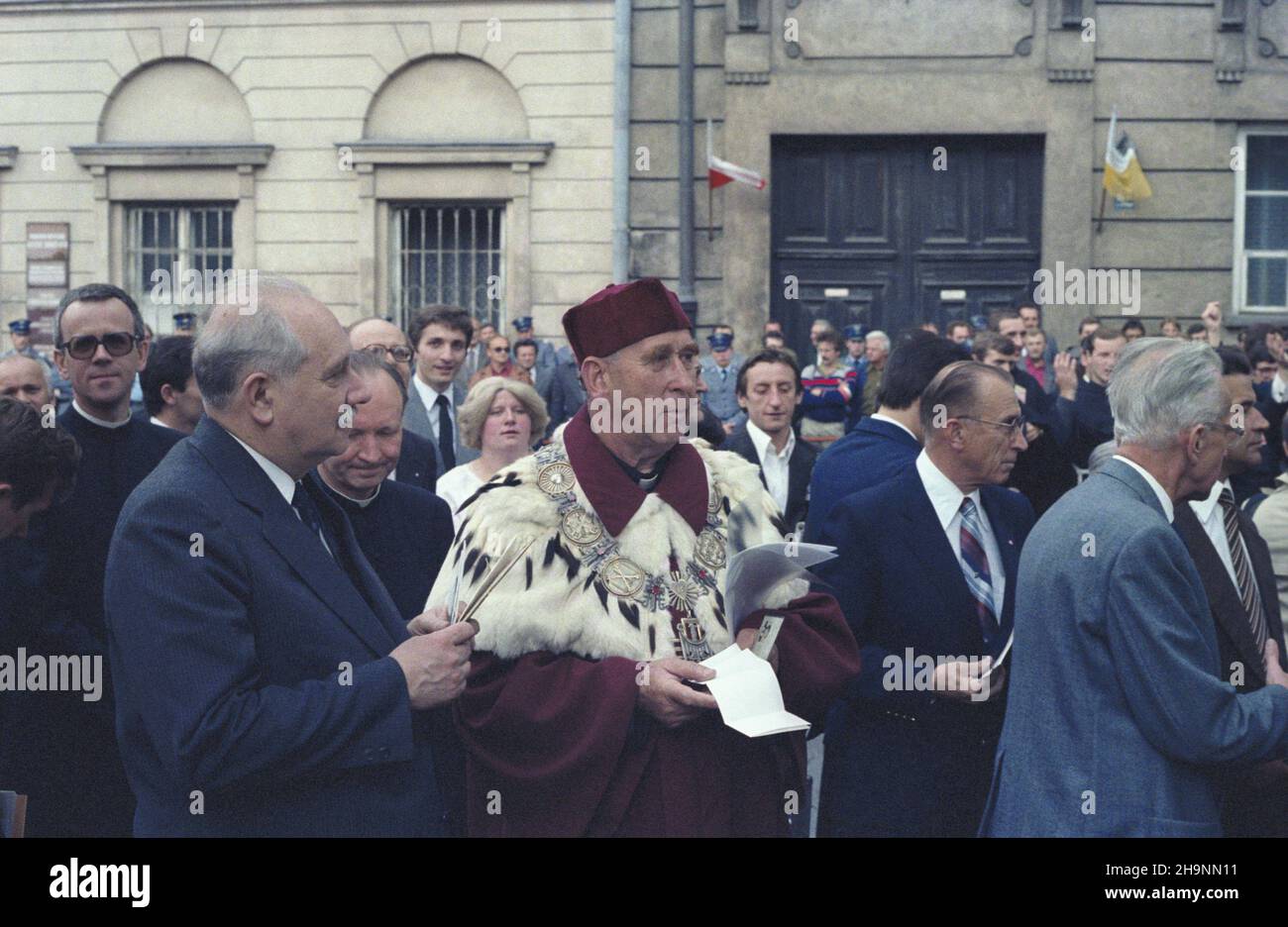 Warszawa 17.06.1983. II pielgrzymka do Polski Papie¿a Jana Paw³a II. Uroczystoœæ nadania Ojcu Œwiêtemu doktoratu honoris causa Katolickiego Uniwersytetu Lubelskiego (KUL). NZ. m.in. rektor KUL dominikanin ojciec profesor Mieczys³aw Albert Kr¹piec, rektor Uniwersytetu Jagielloñskiego Józef Andrzej Gierowski (L). wb PAP/Bogdan £opieñski Warschau 17. Juni 1983. Die zweite Pilgerreise von Papst Johannes Paul II. Nach Polen. Die Zeremonie der Übergabe des Titels des Ehrendoktorwürde der Katholischen Universität Lublin (KUL) an den Heiligen Vater. Im Bild unter anderem: KUL Rektor Dominikanerfreund Pater Pr Stockfoto