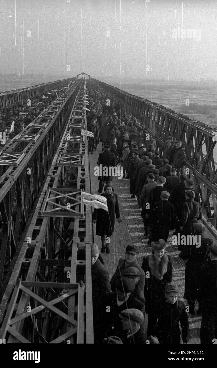 Pu³tusk, 1948-12-08. Przekazanie do U¿ytku odbudowanego po zniszczeniach wojennych mostu na Bugo-Narwi. W uroczystoœci udzia³ wziêli przedstawiciele w³adz lokalnych i miejscowa spo³ecznoœæ. uu PAP Pultusk, 8. Dezember 1948. Die Wiedereröffnung der Brücke am Fluss Bugo-Narew, die nach Kriegsschäden wieder aufgebaut wurde. Die Zeremonie brachte Vertreter der lokalen Behörden und der lokalen Gemeinde zusammen. uu PAP Stockfoto