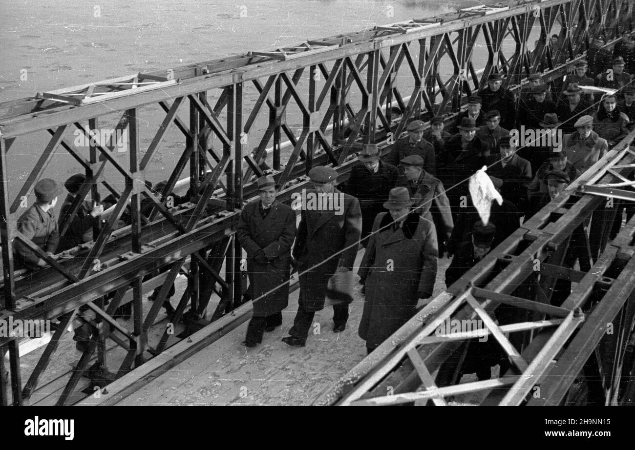 Pu³tusk, 1948-12-08. Przekazanie do U¿ytku odbudowanego po zniszczeniach wojennych mostu na Bugo-Narwi. W uroczystoœci udzia³ wziêli przedstawiciele w³adz lokalnych i miejscowa spo³ecznoœæ. uu PAP Pultusk, 8. Dezember 1948. Die Wiedereröffnung der Brücke am Fluss Bugo-Narew, die nach Kriegsschäden wieder aufgebaut wurde. Die Zeremonie brachte Vertreter der lokalen Behörden und der lokalen Gemeinde zusammen. uu PAP Stockfoto