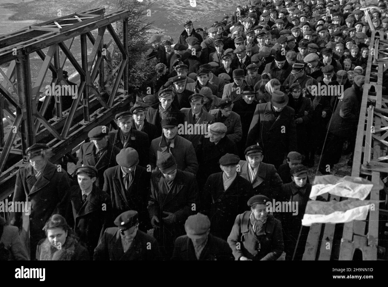 Pu³tusk, 1948-12-08. Przekazanie do U¿ytku odbudowanego po zniszczeniach wojennych mostu na Bugo-Narwi. W uroczystoœci udzia³ wziêli przedstawiciele w³adz lokalnych i miejscowa spo³ecznoœæ. uu PAP Pultusk, 8. Dezember 1948. Die Wiedereröffnung der Brücke am Fluss Bugo-Narew, die nach Kriegsschäden wieder aufgebaut wurde. Die Zeremonie brachte Vertreter der lokalen Behörden und der lokalen Gemeinde zusammen. uu PAP Stockfoto