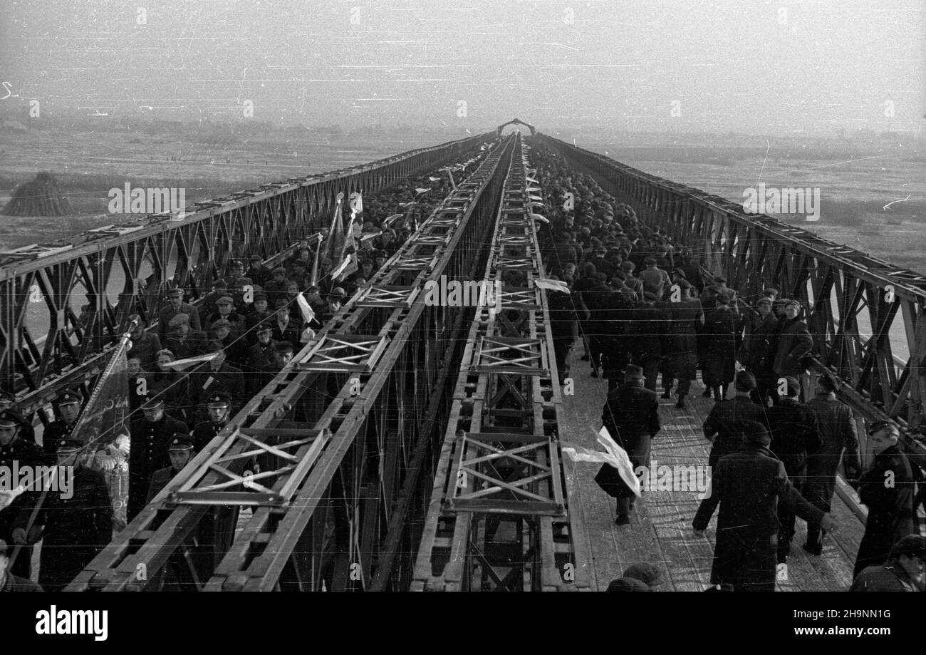 Pu³tusk, 1948-12-08. Przekazanie do U¿ytku odbudowanego po zniszczeniach wojennych mostu na Bugo-Narwi. W uroczystoœci udzia³ wziêli przedstawiciele w³adz lokalnych i miejscowa spo³ecznoœæ. uu PAP Pultusk, 8. Dezember 1948. Die Wiedereröffnung der Brücke am Fluss Bugo-Narew, die nach Kriegsschäden wieder aufgebaut wurde. Die Zeremonie brachte Vertreter der lokalen Behörden und der lokalen Gemeinde zusammen. uu PAP Stockfoto