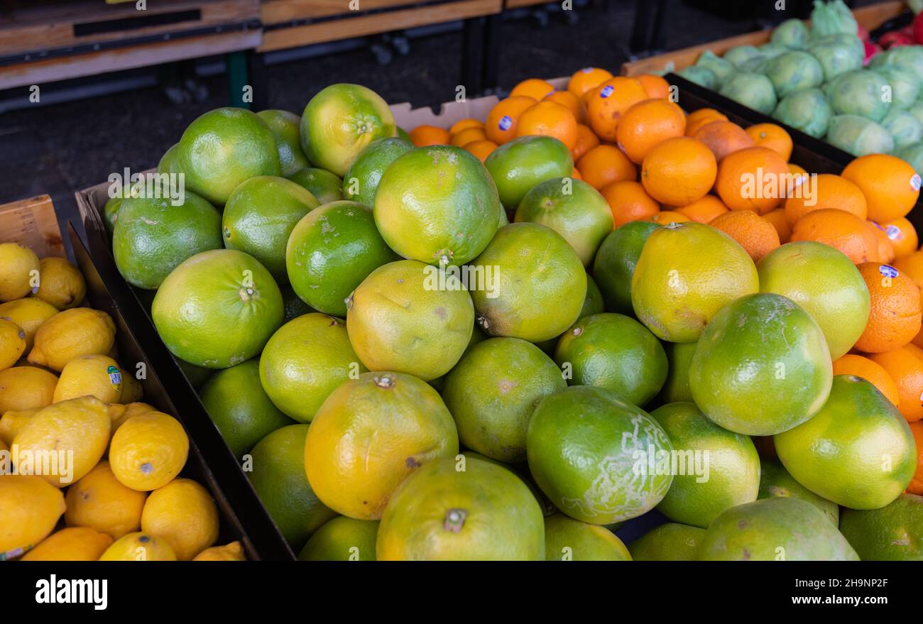 Markt Für Frisches Obst. Draufsicht auf den Straßenmarkt gesundes buntes Gemüse und Obst. Draufsicht, Straßenfoto, selektiver Fokus Stockfoto