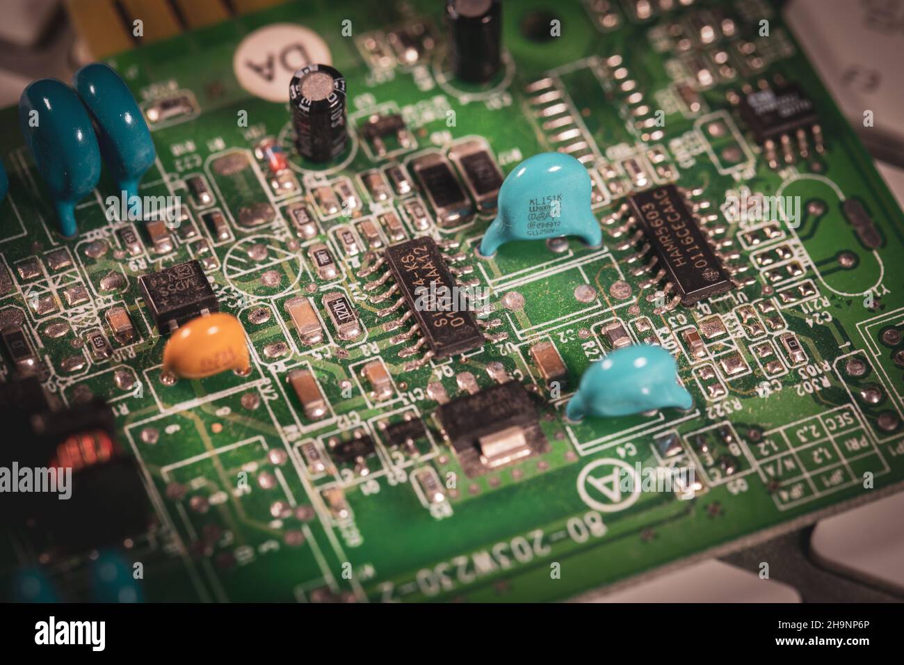 Eine Computerplatine liegt auf einer weißen Tastatur Stockfoto