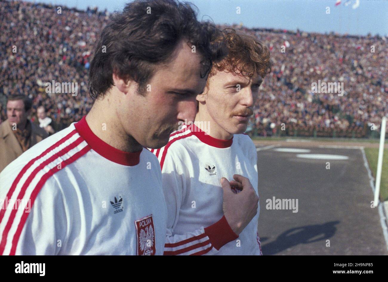 Warszawa 17.04.1983. Mecz Eliminacyjny do Mistrzostw Europy Francja '84 Polska-Finlandia (1:1) na Stadionie Dziesiêcilecia. NZ. Polscy zawodnicy Janusz Kupcewicz (L) i Zbigniew Boniek (P). ka PAP/Jan Morek Warschau, 17. April 1983. Ein Qualifikationsspiel der Polen-Finnland-Europameisterschaft (1:1) im Zehnjahresstadion. Im Bild: Die polnischen Konkurrenten Janusz Kupcewicz (L) und Zbigniew Boniek (R). ka PAP/Jan Morek Stockfoto