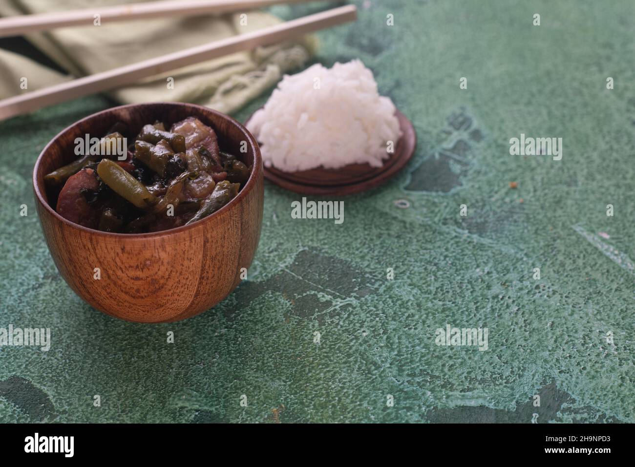 Eine schnelle Mahlzeit mit polnischer Wurst und frischem Gemüse mit Reis Stockfoto