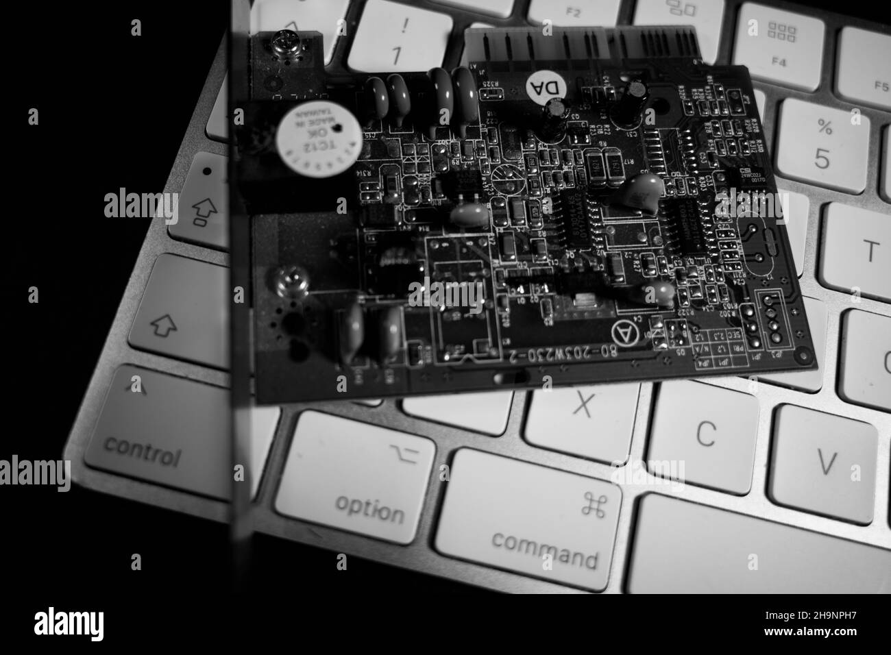 Eine Computerplatine liegt auf einer weißen Tastatur Stockfoto
