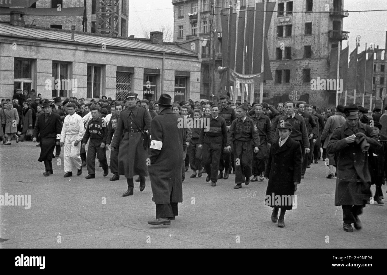 Warszawa, 1948-12-15. M³odzie¿owa Sztafeta Kongresowa, która wyruszy³a z oœmiu stron Polski, aby zameldowaæ o wykonaniu podjêtych dla uczczenia Kongresu zobowi¹zañ. Uczestniczy³o w niej ok. 12 400 dziewcz¹t i ch³opców. Ostatnia zmiana, oœmiu wybranych przybieg³o z meldunkami pod salê obrad. NZ. Uczestnicy sztafety przed Gmachem G³ównym Politechniki Warszawskiej. Z lewej ulica Noakowskiego. mw PAP Warschau, 15. Dezember 1948. Der Jugendabführungsrelay, der aus 8 polnischen Städten aufbricht, um über die Umsetzung der Aufgaben zu berichten, die zur Ehre des Kongresses unternommen wurden. Es wurde von etwa 12.400 von Ihnen besucht Stockfoto