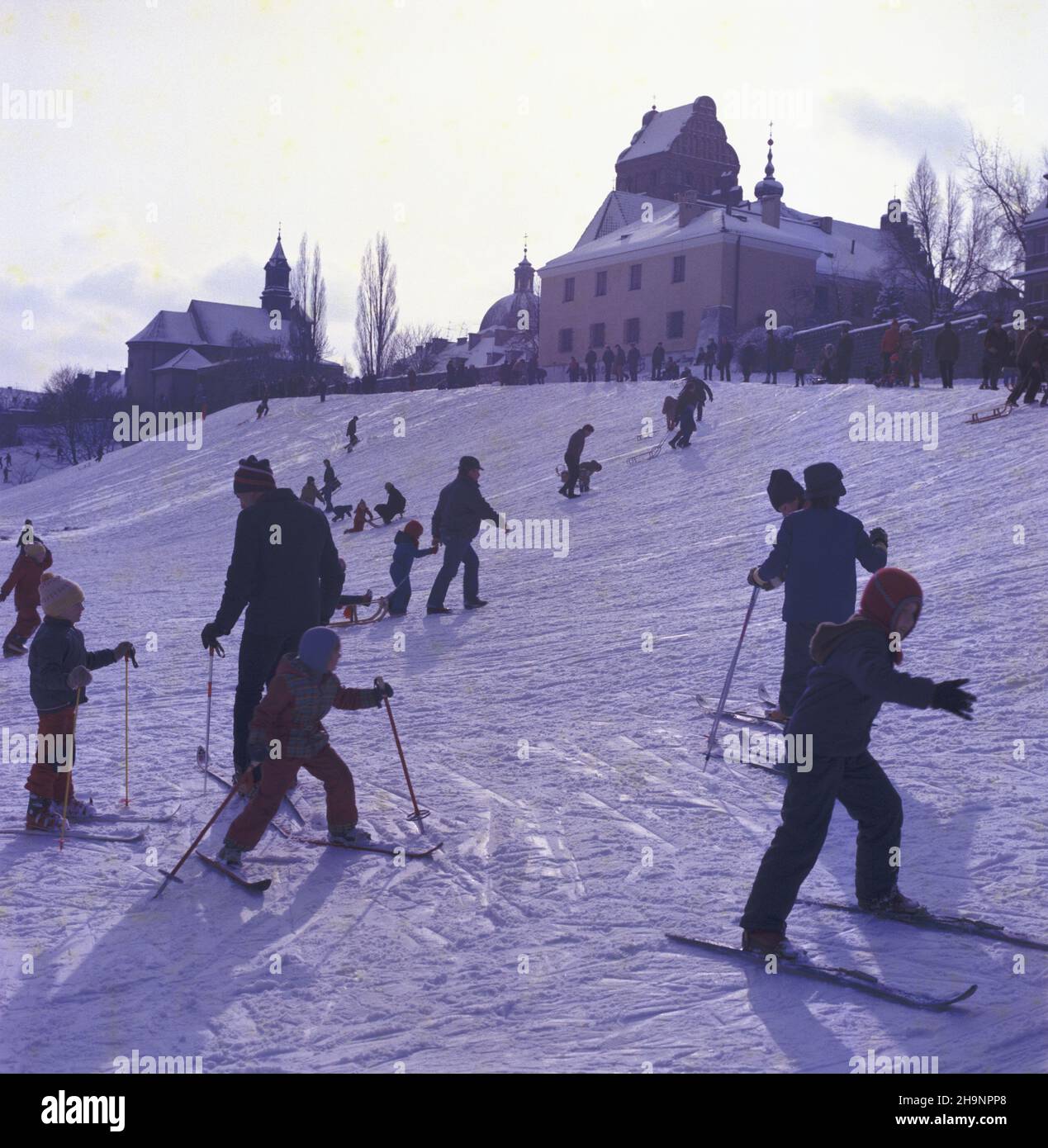 Warszawa 03,1983. Wypoczynek na œniegu. NZ. Narciarze na skarpie na Nowym Mieœcie. ka PAP/Jan Morek Dok³adny dzieñ wydarzenia nieustalony. Warschau, März 1983. Skifahrer auf einer Piste im Stadtteil Neustadt von Warschau. ka PAP/Jan Morek Veranstaltungstag unbekannt Stockfoto