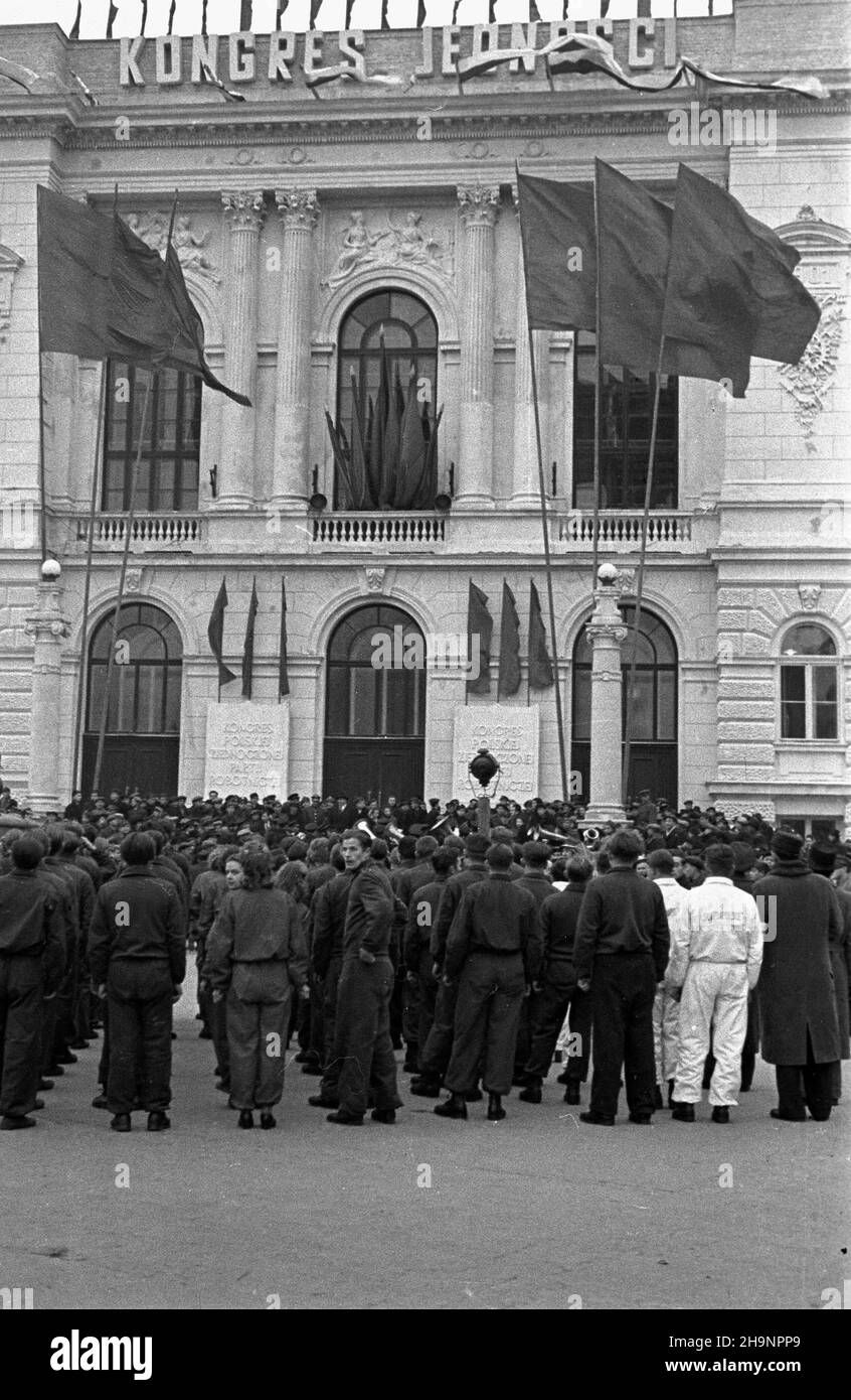 Warszawa, 1948-12-15. M³odzie¿owa Sztafeta Kongresowa, która wyruszy³a z oœmiu stron Polski, aby zameldowaæ o wykonaniu podjêtych dla uczczenia Kongresu zobowi¹zañ. Uczestniczy³o w niej ok. 12 400 dziewcz¹t i ch³opców. Ostatnia zmiana, oœmiu wybranych przybieg³o z meldunkami pod salê obrad. NZ. Uczestnicy sztafety przed Gmachem G³ównym Politechniki Warszawskiej. Z lewej ulica Noakowskiego. mw PAP Warschau, 15. Dezember 1948. Der Jugendabführungsrelay, der aus 8 polnischen Städten aufbricht, um über die Umsetzung der Aufgaben zu berichten, die zur Ehre des Kongresses unternommen wurden. Es wurde von etwa 12.400 von Ihnen besucht Stockfoto
