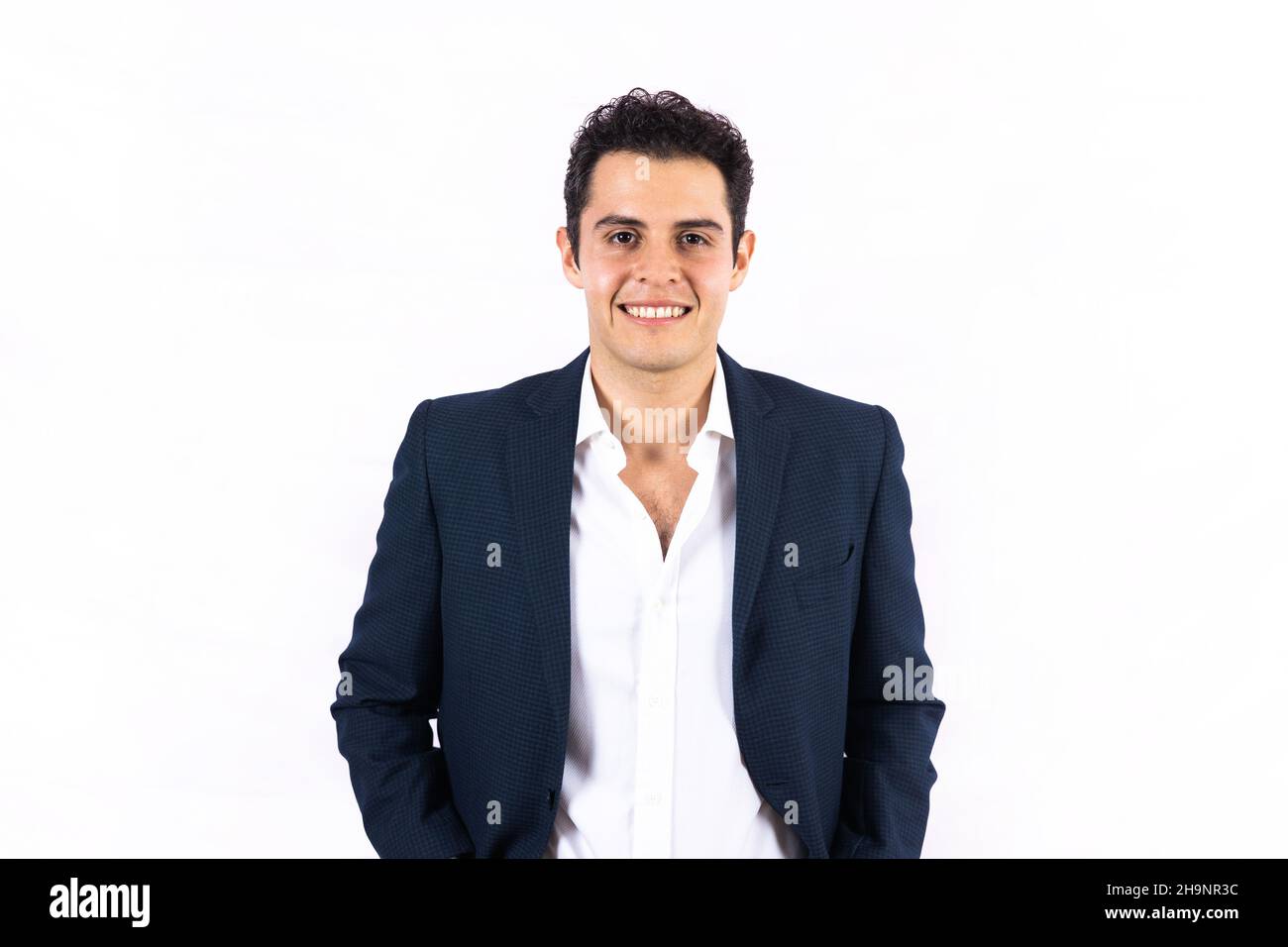 Porträt eines jungen erfolgreichen lateinamerikanischen Geschäftsmannes auf weißem Hintergrund in Lateinamerika Stockfoto