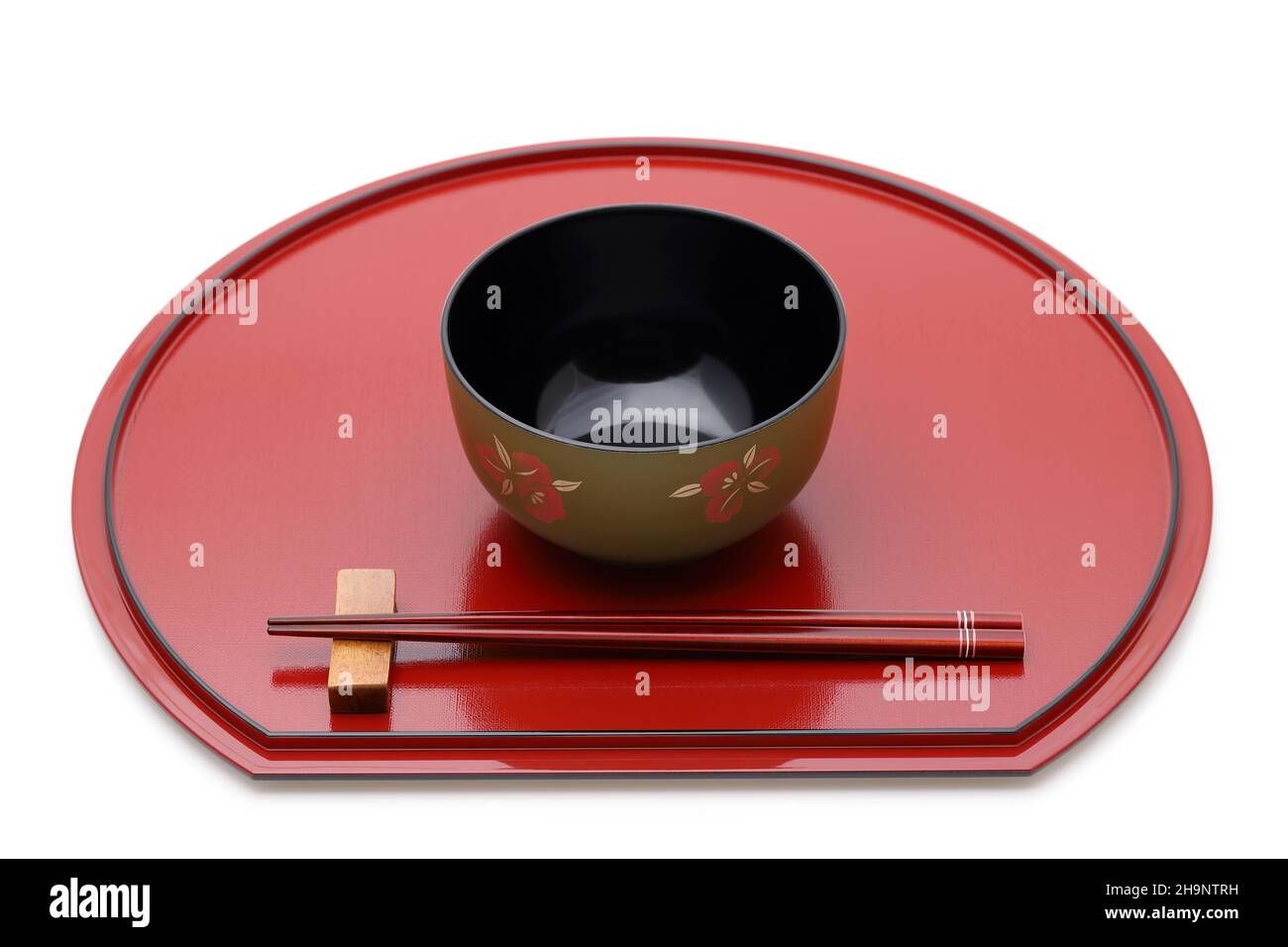 Miso Suppenschüssel mit Essstäbchen auf Tablett, traditionelles Geschirr aus Japan. Isoliert auf weißem Hintergrund Stockfoto