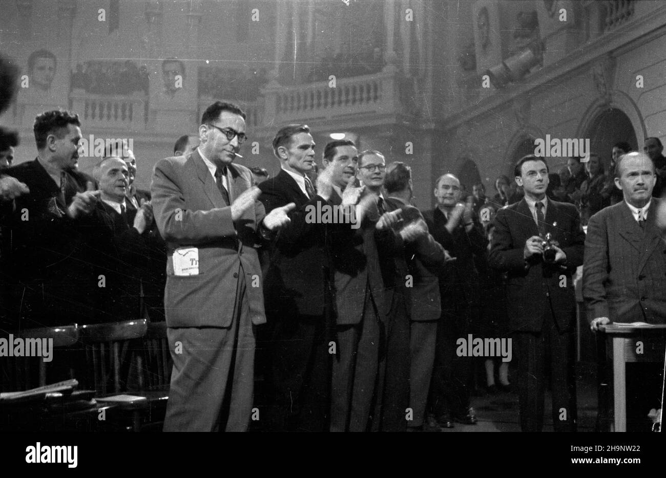 Warszawa, 1948-12-20. Kongres Zjednoczeniowy Polskiej Partii Robotniczej (PPR) i Polskiej Partii Socjalistycznej (PPS), 15-21 XII, w auli Politechniki Warszawskiej. I Zjazd Polskiej Zjednoczonej Partii Robotniczej (PZPR). Szósty dzieñ Kongresu. wb PAP Warschau, 20. Dezember 1948. Der Vereinigungskongress der Polnischen Arbeiterpartei (PPR) und der Polnischen Sozialistischen Partei (PPS), an der Technischen Universität Warschau am 15. Und 21. Dezember. Der Kongress der Polnischen Vereinigten Arbeiterpartei (PZPR) von 1st. Der 6th Tag des Kongresses. wb PAP Stockfoto