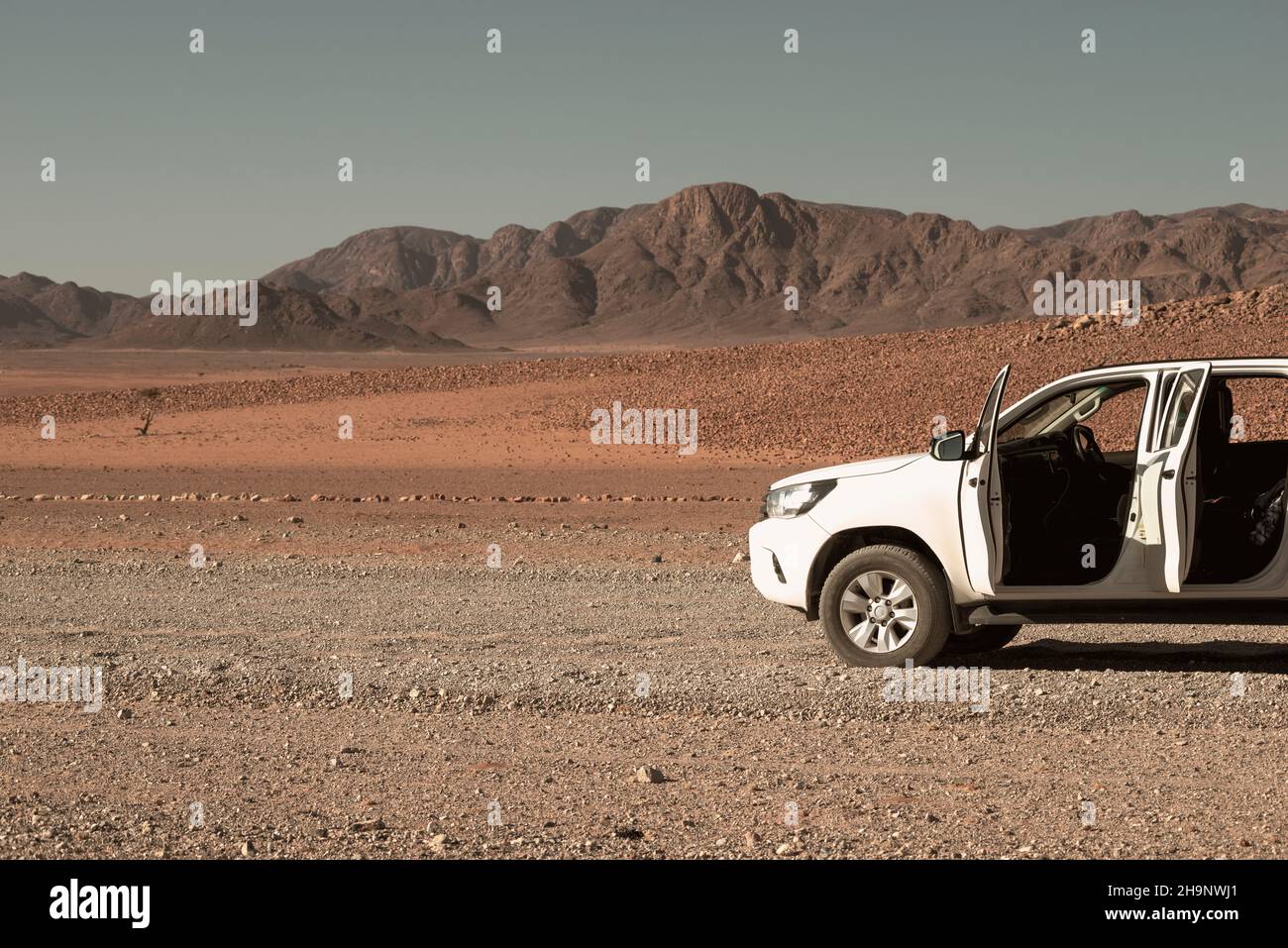 Leeres Auto mit offenen Türen bereit für einen Roadtrip in die Wüste Namibias Stockfoto