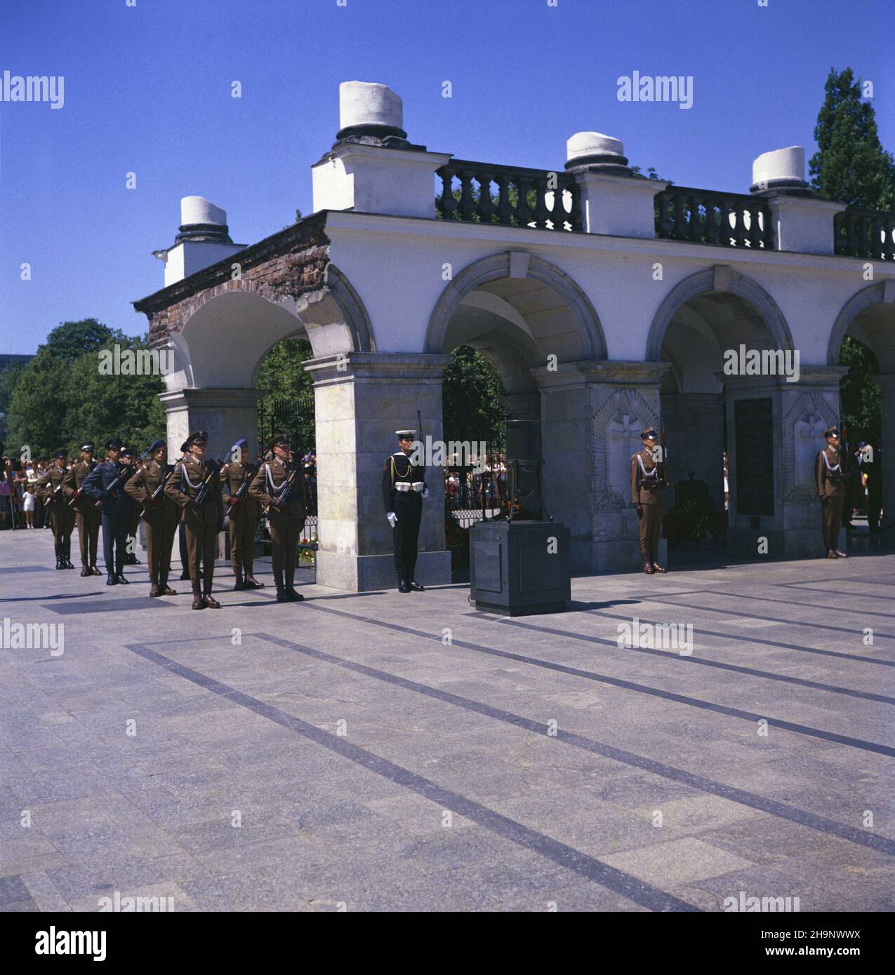 Warszawa 22.07.1982. Narodowe Œwiêto Odrodzenia Polski (Œwiêto 22 Lipca). NZ. Uroczysta zmiana warty przy Grobie Nieznanego ¯o³nierza. ka PAP/Tomasz Listopadzki Warschau, Den 22. Juli 1982. Wachwechsel am Grab des unbekannten Soldaten am Polnischen Nationalfeiertag (22. Juli). ka PAP/Tomasz Listopadzki Stockfoto