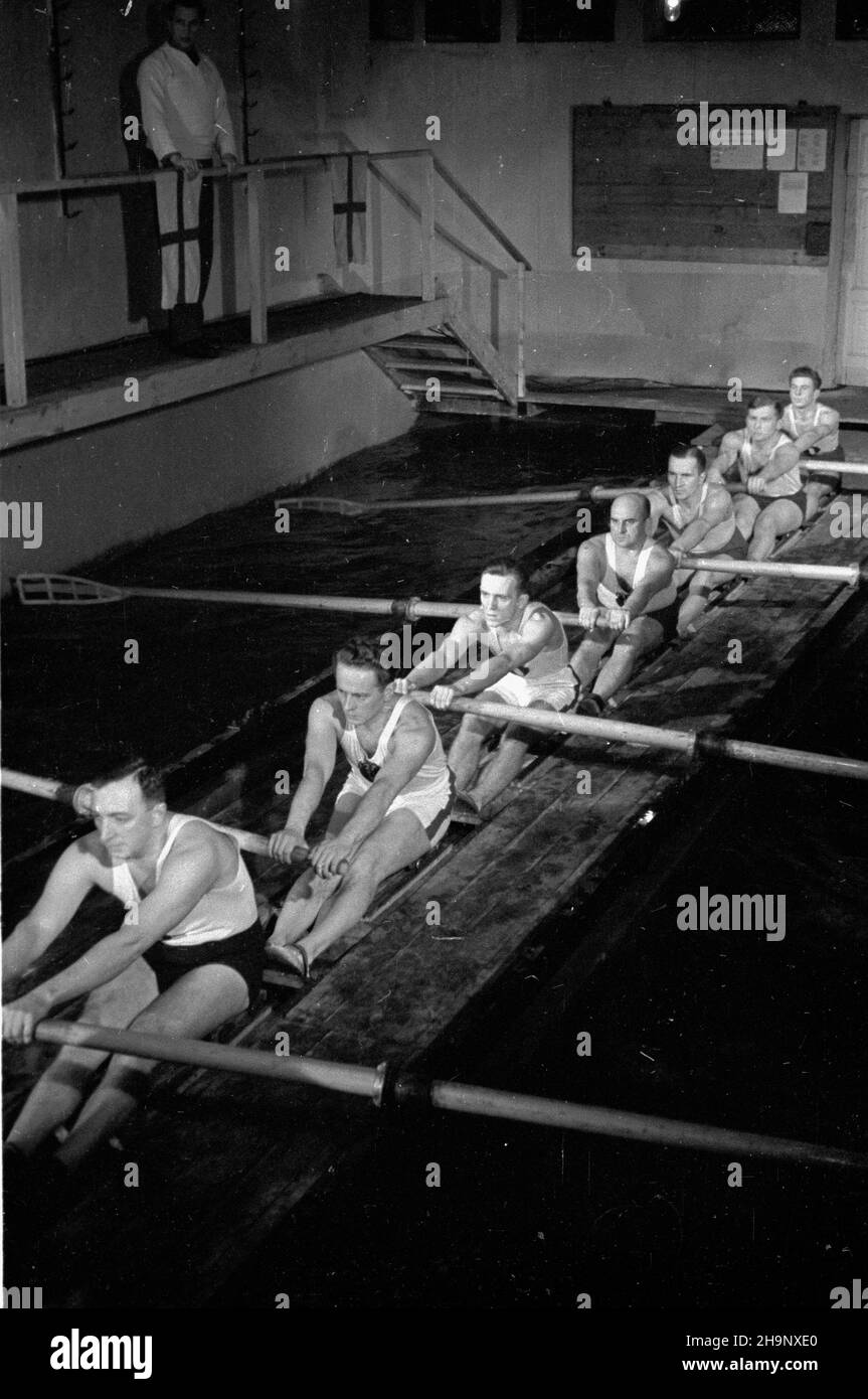 Warszawa, 1949-01. Trening sportowców w Warszawskim Towarzystwie Wioœlarskim (WTW). Dok³adny dzieñ wydarzenia nieustalony. bk PAP Warschau, Januar 1949. Ausbildung bei der Warschauer Rudervereinigung (WTW). bk PAP Stockfoto