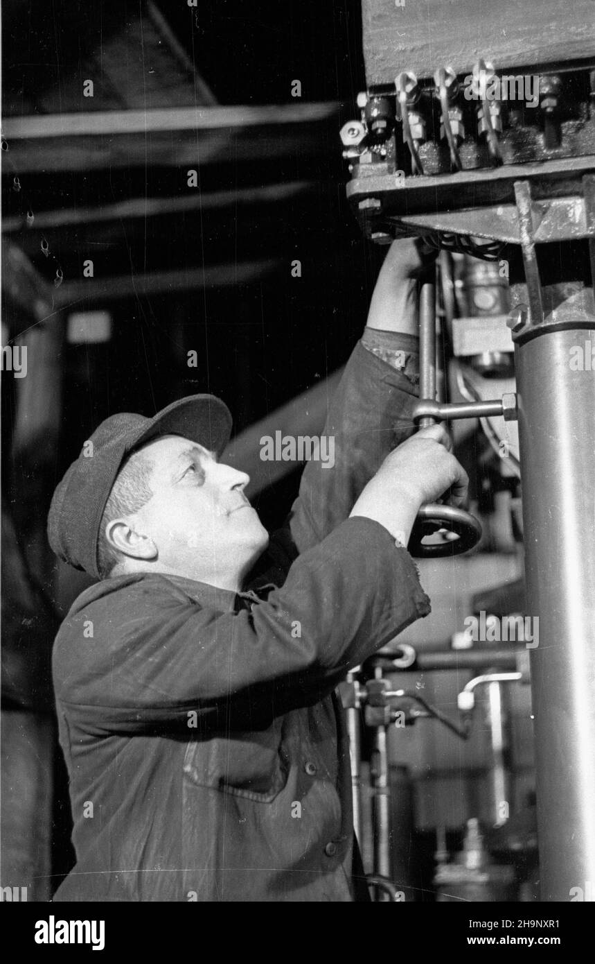 Bielszowice, 1949-01. Huta Zgoda. Budowa silnika do statku So³dek. Pierwsza maszyna parowa, okrêtowa zbudowana w Polsce. wb PAP Dok³adny dzieñ wydarzenia nieustalony. Bielszowice, Januar 1949. Das Zgoda Stahlwerk. Der Bau eines Motors für das Schiff Soldek. Die 1st Schiff Dampfmaschine in Polen gebaut. wb PAP Stockfoto