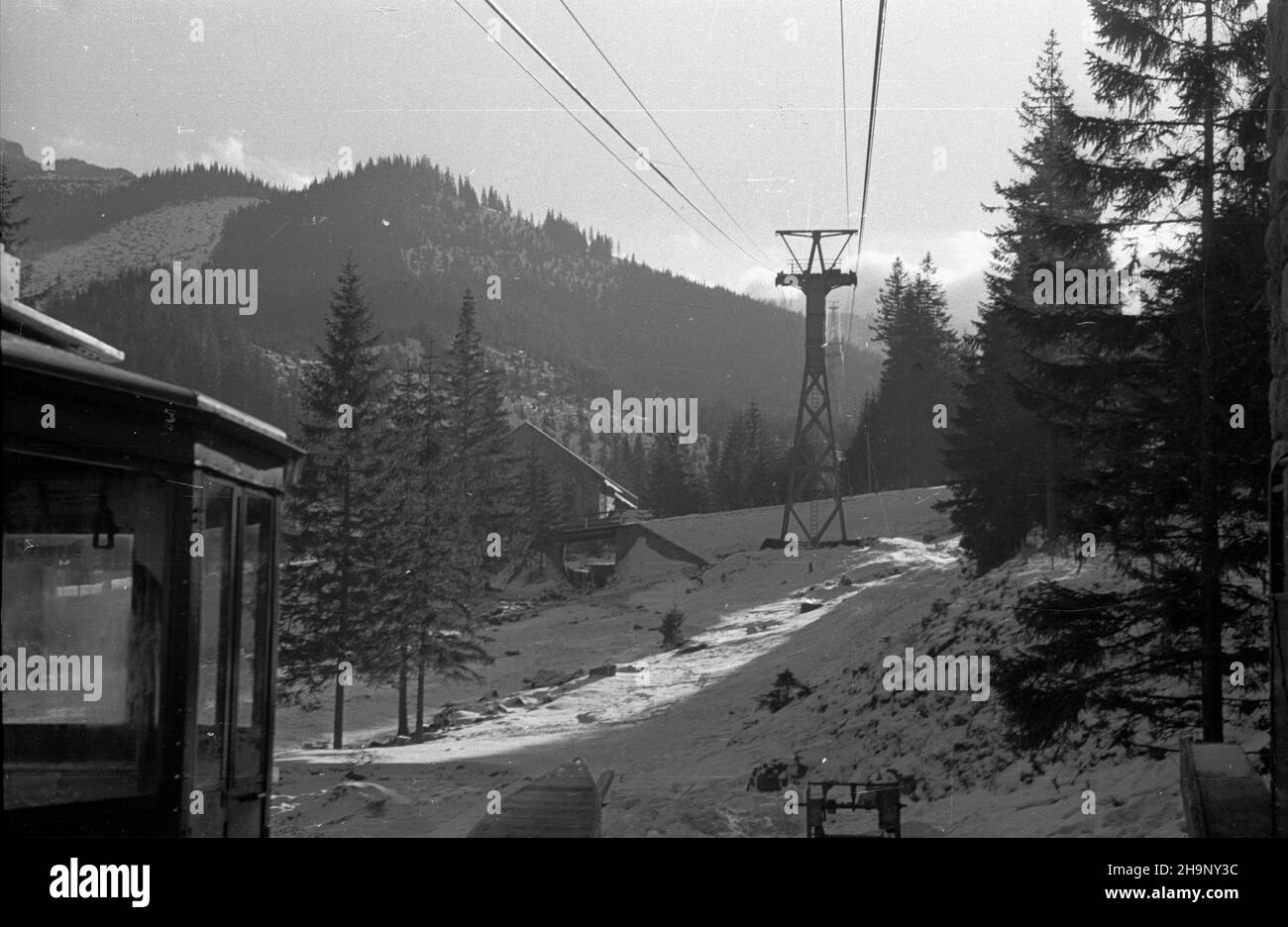 Zakopane, 1949-01. Kolej linowa na Kasprowy Wierch. wb PAP Dok³adny dzieñ wydarzenia nieustalony. Zakopane, Januar 1949. Eine Seilbahn zum Kasprowy Wierch. wb PAP Stockfoto