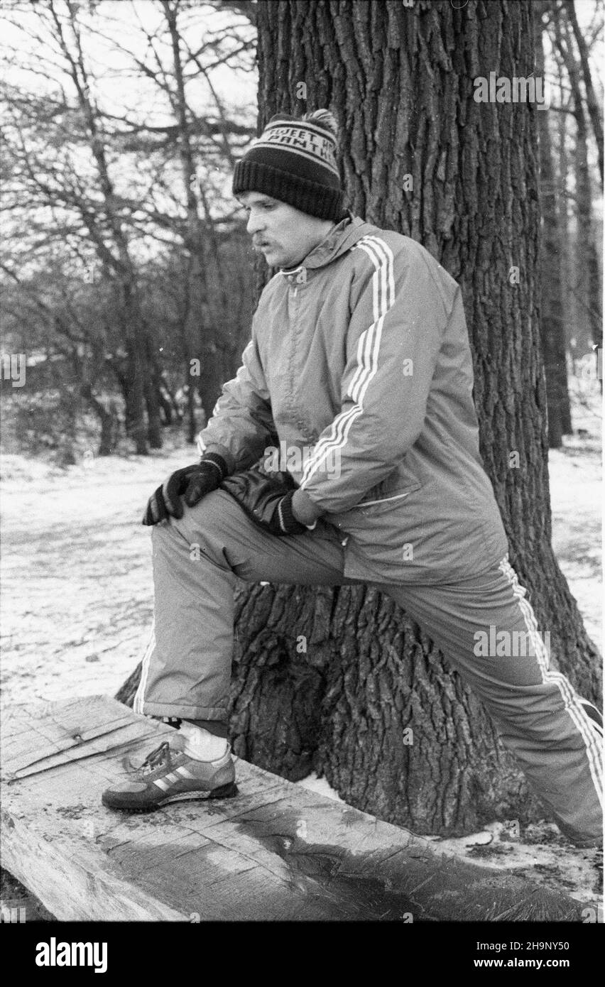 Warszawa, 1982-01-27. Przygotowania polskiej kadry sprinterów do sezonu lekkoatletycznego pod kierunkiem trenera Tadeusza Cucha na terenie Oœrodka Przygotowañ Olimpijskich Akademii Wychowania Fizycznego. Nz. Marian Woronin. dl PAP/CAF/Zbigniew Matuszewski Warschau, 27. Januar 1982. Das polnische Team bereitet sich unter der Leitung von Trainer Tadeusz Cuch im Olympia-Zentrum der Universität für Körpererziehung in Warschau auf die neue Sportsaison vor. Im Bild: Marian Woronin. dl PAP/CAF/Zbigniew Matuszewski Stockfoto