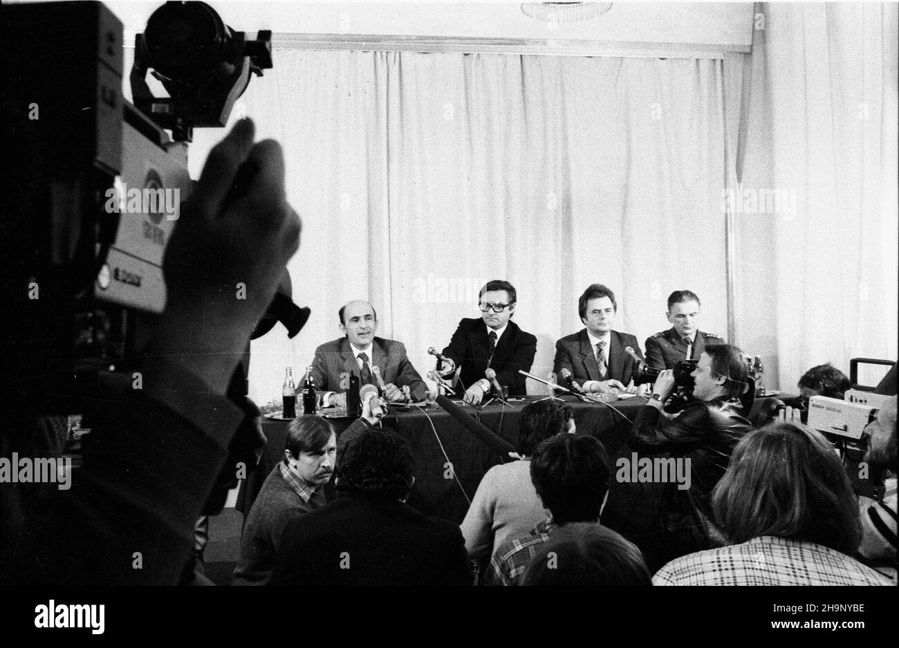 Warszawa, 1982-01-27. Konferenzja prasowa w Centrum Prasowym Ministerstwa Spraw Zagranicznych na temat dzia³añ wywiadu Stanów Zjednoczonych w Polsce. dl PAP/CAF/Marek Langda Warschau, Den 27. Januar 1982. Pressekonferenz im Pressezentrum des Außenministeriums über die US-Geheimdienste in Polen. dl PAP/CAF/Marek Langda Stockfoto