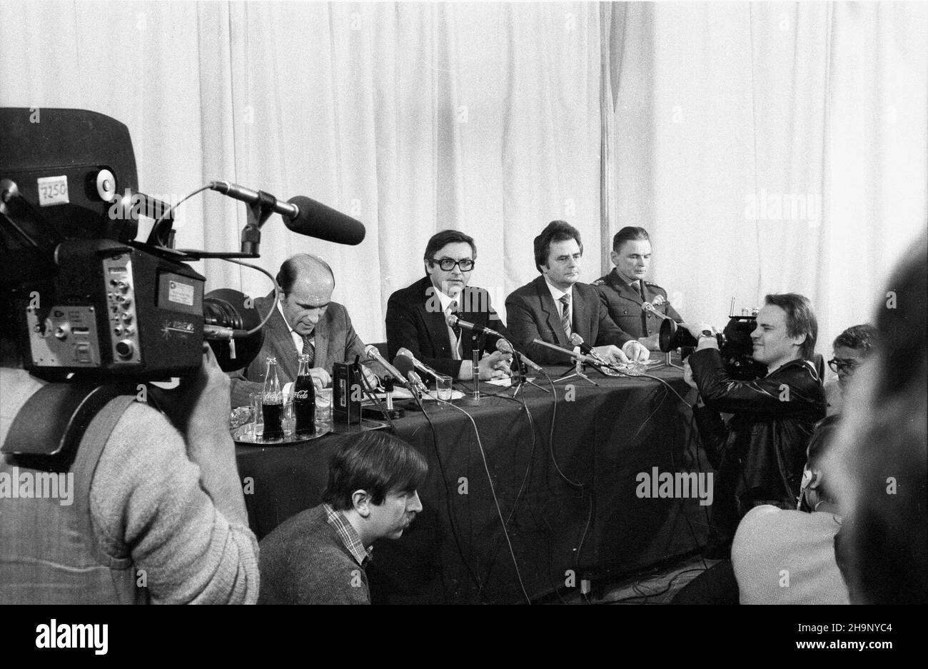 Warszawa, 1982-01-27. Konferenzja prasowa w Centrum Prasowym Ministerstwa Spraw Zagranicznych na temat dzia³añ wywiadu Stanów Zjednoczonych w Polsce. dl PAP/CAF/Marek Langda Warschau, Den 27. Januar 1982. Pressekonferenz im Pressezentrum des Außenministeriums über die US-Geheimdienste in Polen. dl PAP/CAF/Marek Langda Stockfoto