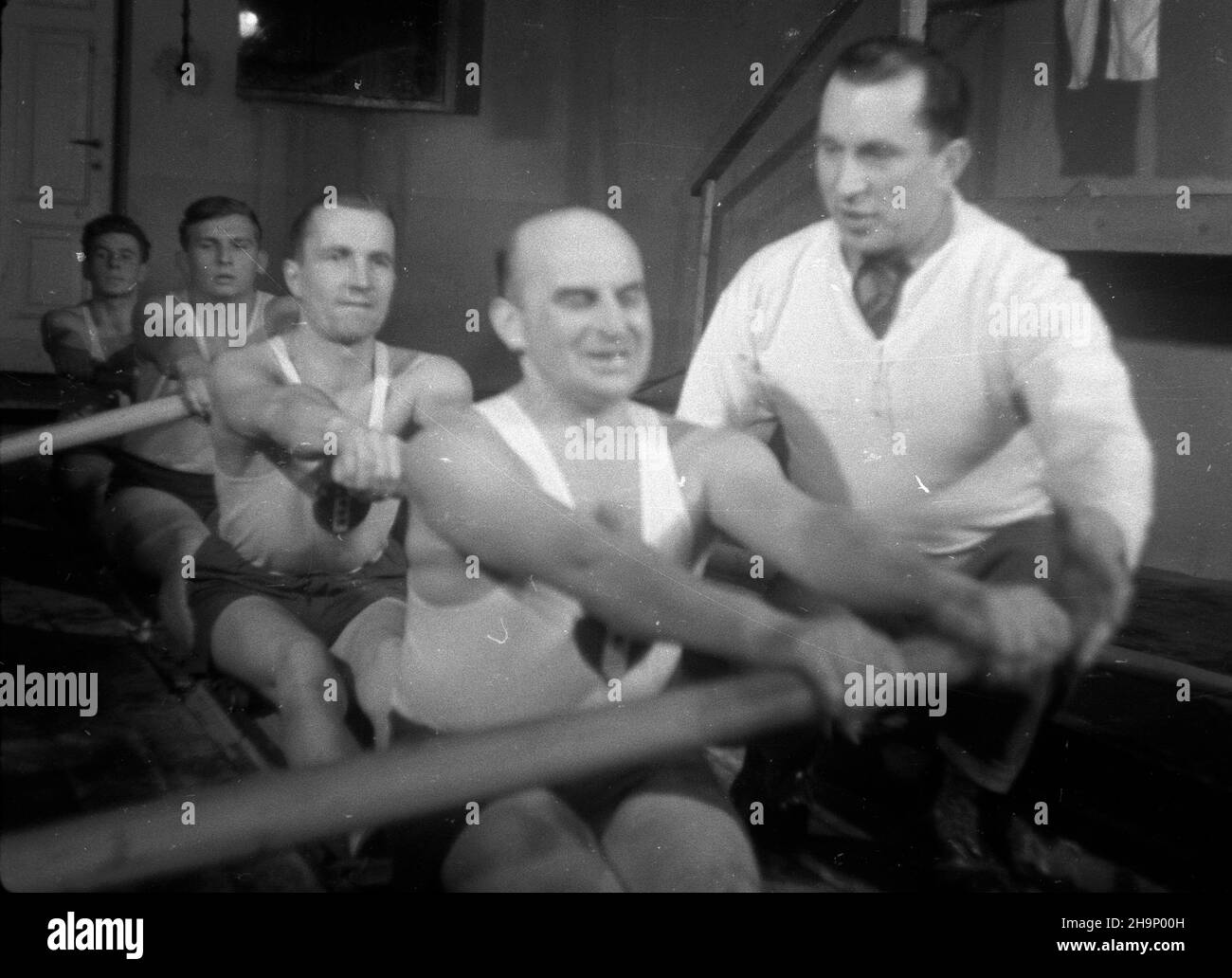 Warszawa, 1949-01. Trening sportowców w Warszawskim Towarzystwie Wioœlarskim (WTW). NZ. m.in. trener Œlêzak (P), zawodnik G³owacki (2P). Dok³adny dzieñ wydarzenia nieustalony. bk PAP Warschau, Januar 1949. Ausbildung bei der Warschauer Rudervereinigung (WTW). Im Bild: Trainer Slêzak (rechts), Konkurrent Glowacki (2nd rechts). bk PAP Stockfoto