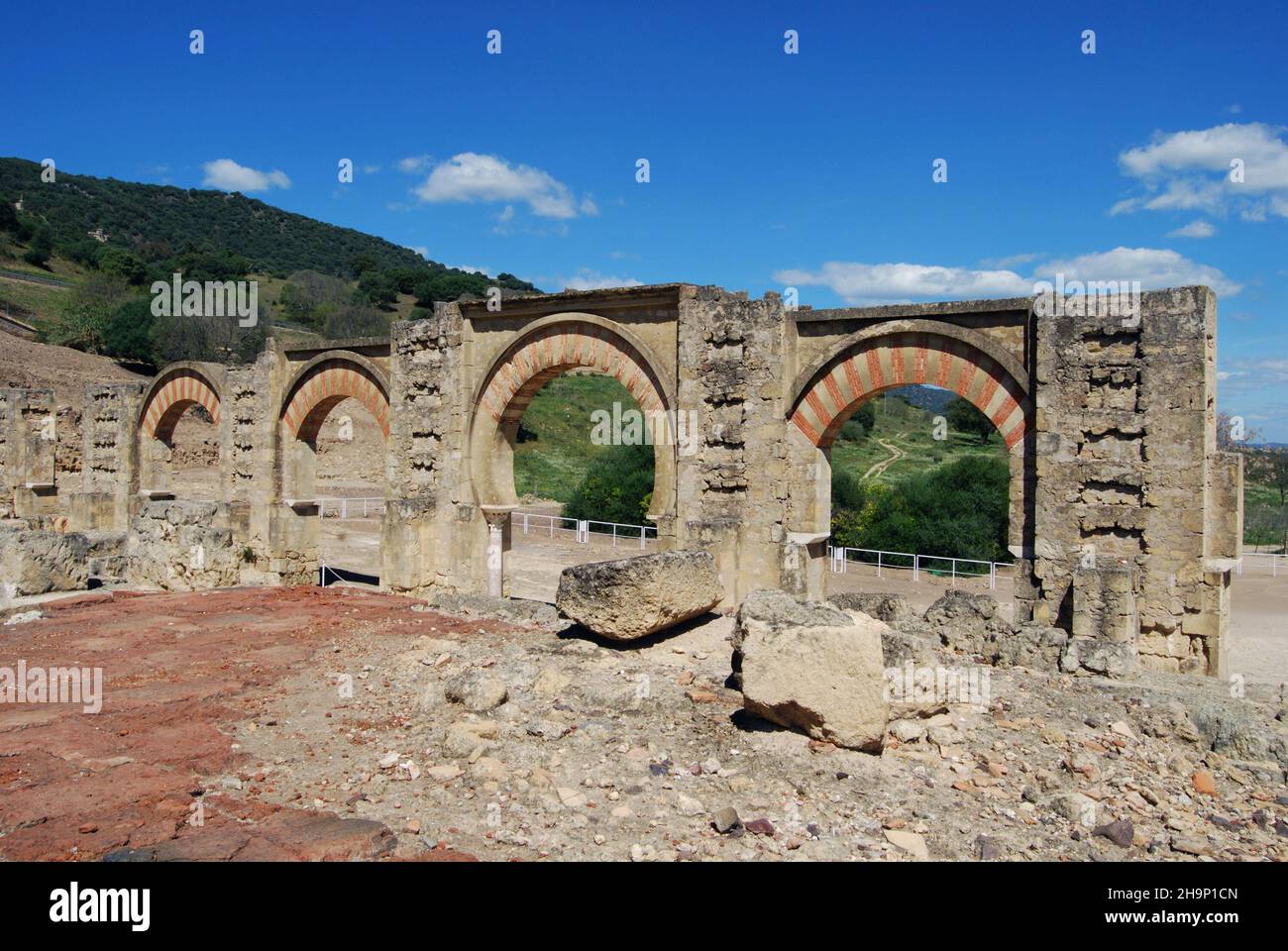 Maurischen Bögen, Medina Azahara (Madinat al-Zahra), in der Nähe von Cordoba, Provinz Córdoba, Andalusien, Südspanien, Westeuropa. Stockfoto