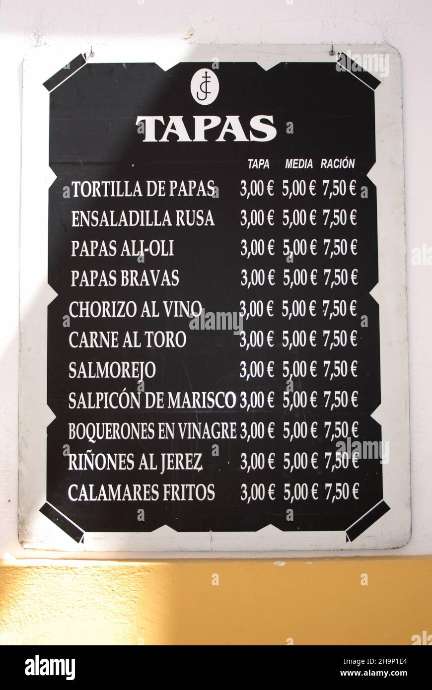 Typische Tapas-Tafel vor einer Bar in der Altstadt von Cordoba, Spanien. Stockfoto