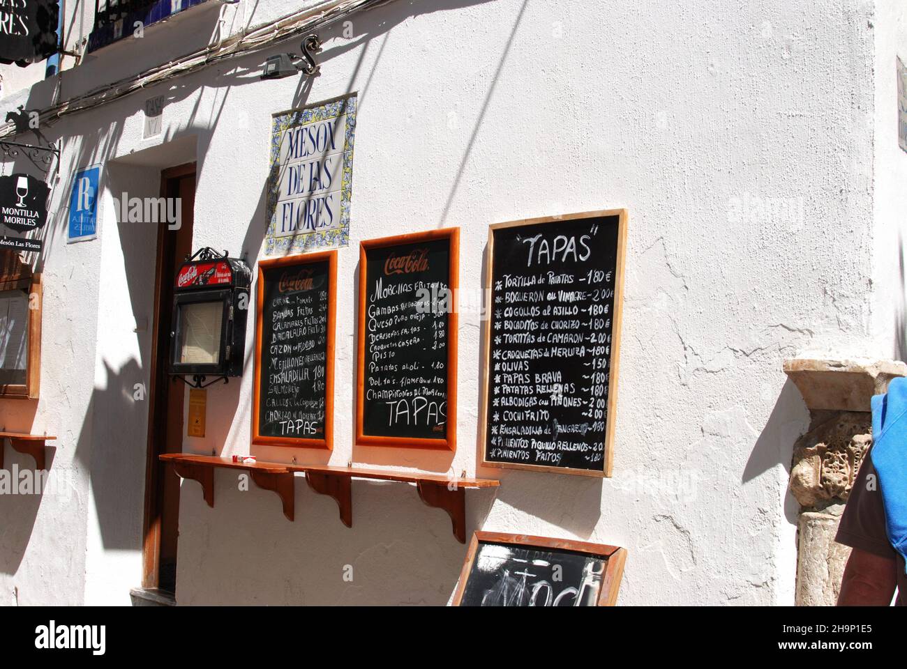 Typische Tapas-Menütafeln vor einer Bar in der Altstadt von Cordoba, Spanien Stockfoto