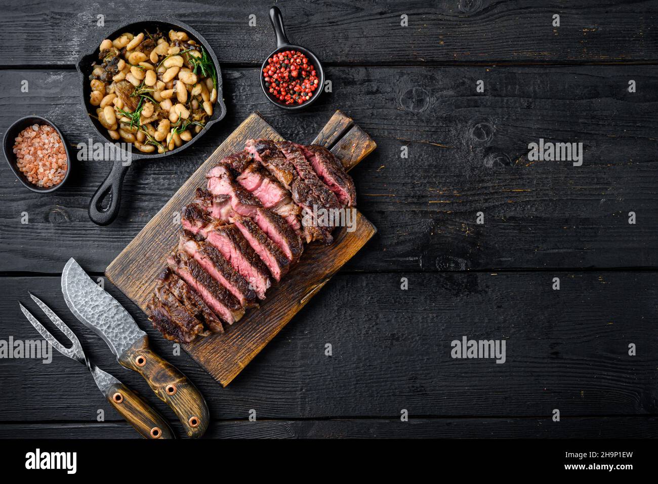 Gegrilltes oder gebratenes und in Scheiben geschnittenes Steak aus ...