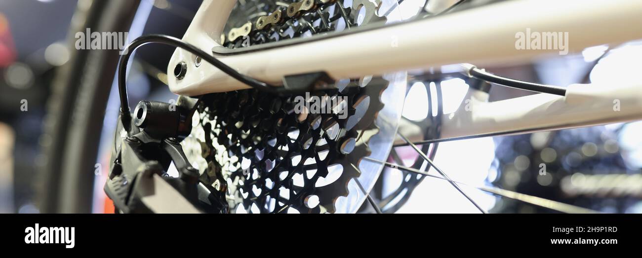Fahrradteile und Bremsscheibenkassette hinten in der Nähe Stockfoto