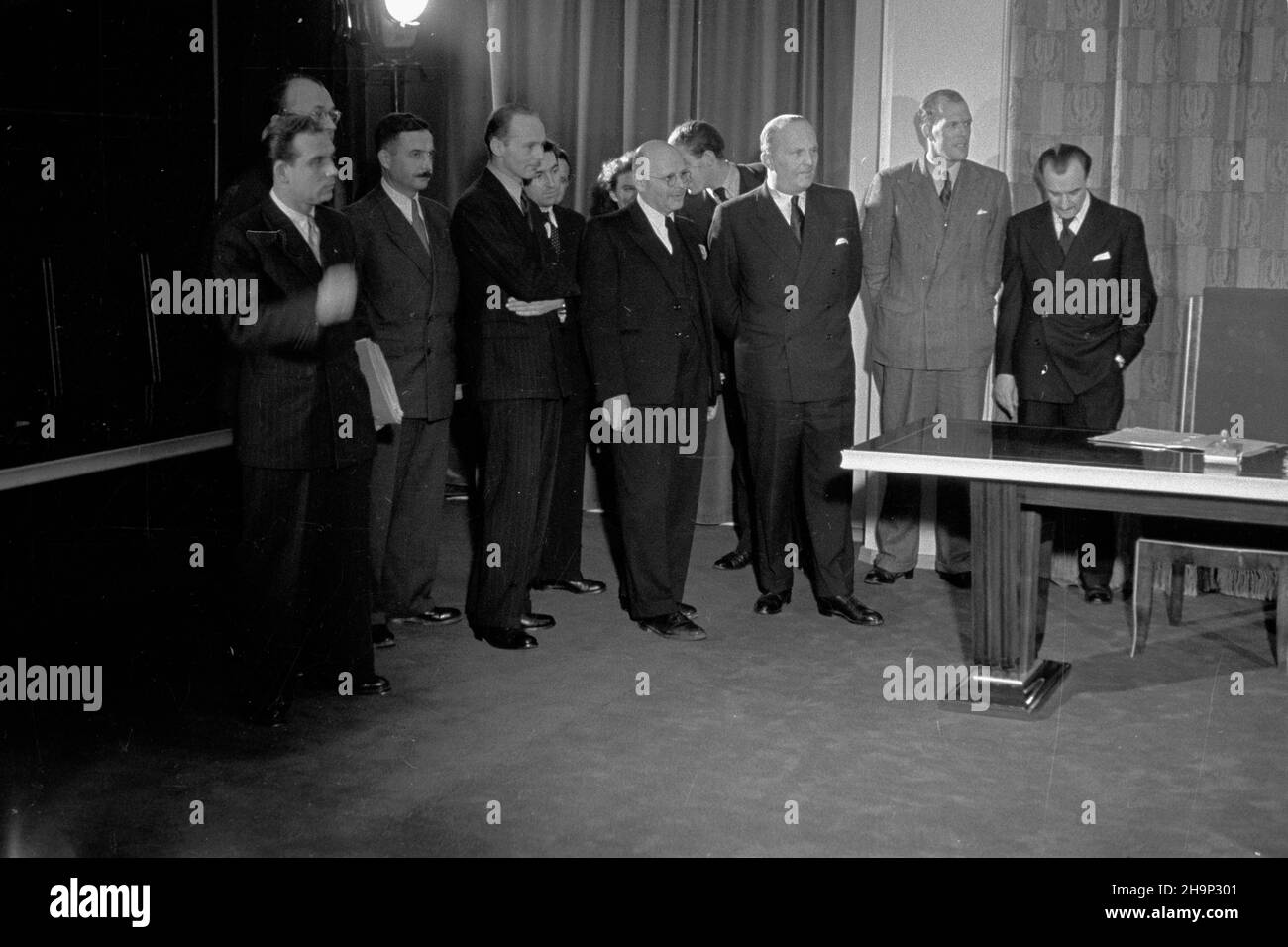 Warszawa, 1949-01-14. Podpisanie 5-letniej umowy handlowej miêdzy Polsk¹ i Wielk¹ Brytani¹ w Prezydium Rady Ministrów przy ul. Krakowskie Przedmieœcie. NZ. strona brytyjska. bk PAP Warschau, 14. Januar 1949. Die Unterzeichnung eines 5-jährigen Handelsabkommens zwischen Polen und Großbritannien im Präsidium des Ministerrats in der Krakowskie Przedmiescie Street. Im Bild: Die britische Seite. bk PAP Stockfoto