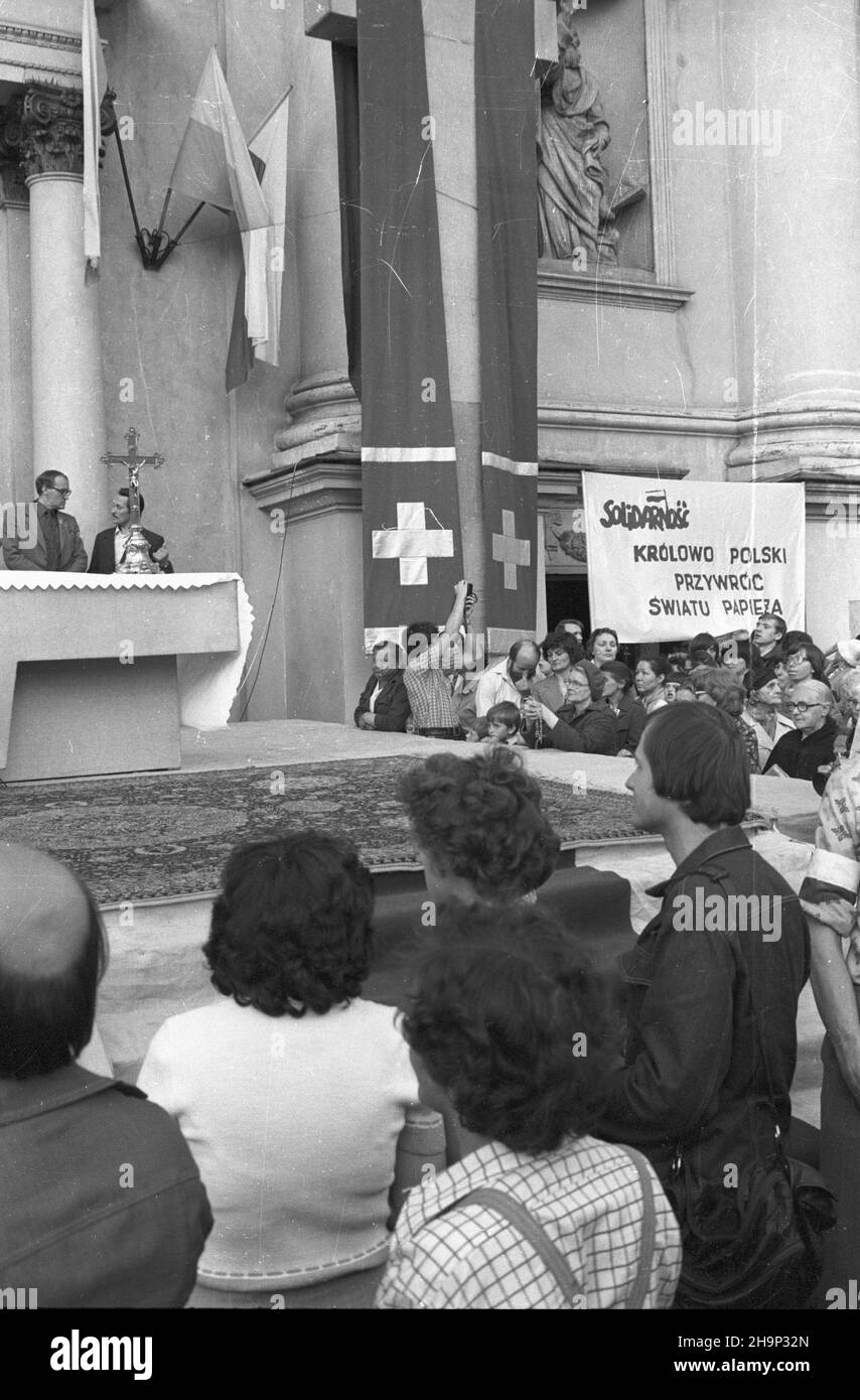 Warszawa 26.05.1981. Msza œwiêta dziêkczynno-b³agalna o zdrowie Papie¿a Jana Paw³a II po zamachu na jego ¿ycie w dniu 13 maja 1981 roku. Msza œwiêta spawowana przed koœcio³em akademickim pw. œw. Anny przy ul. Krakowskie Przedmieœcie zgromadzi³a t³umy mieszkañców stolicy. mta PAP/Andrzej Kossobudzki Or³owski Warschau, 26. Mai 1981. Danksagung und Fürbitte für die Heilung von Papst Johannes Paul II. Nach dem Beurteilungsversuch in seinem Leben am 13. Mai 1981. Die Messe, die vor der St. Anna-Universitätskirche in der krakowskie Przedmiescie Straße angeboten wurde, zog Scharen von Warschauer Residen an Stockfoto