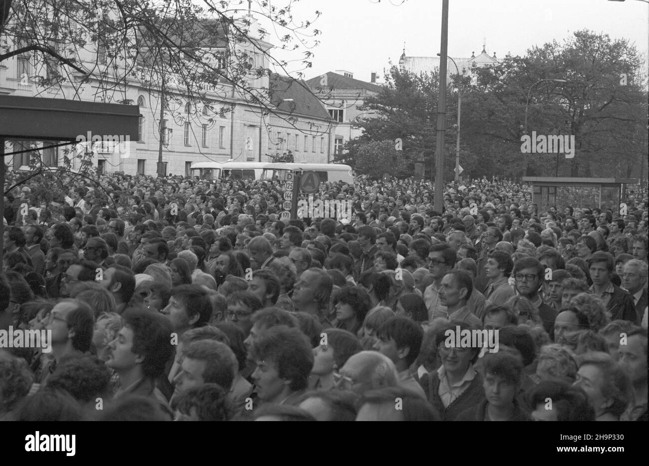 Warszawa 26.05.1981. Msza œwiêta dziêkczynno-b³agalna o zdrowie Papie¿a Jana Paw³a II po zamachu na jego ¿ycie w dniu 13 maja 1981 roku. Msza œwiêta spawowana przed koœcio³em akademickim pw. œw. Anny przy ul. Krakowskie Przedmieœcie (nz.) zgromadzi³a t³umy mieszkañców stolicy. mta PAP/Andrzej Kossobudzki Or³owski Warschau, 26. Mai 1981. Danksagung und Fürbitte für die Heilung von Papst Johannes Paul II. Nach dem Beurteilungsversuch in seinem Leben am 13. Mai 1981. Die Messe vor der St. Anne's University Church in der krakowskie Przedmiescie Street (im Bild) zog eine Menge an Stockfoto