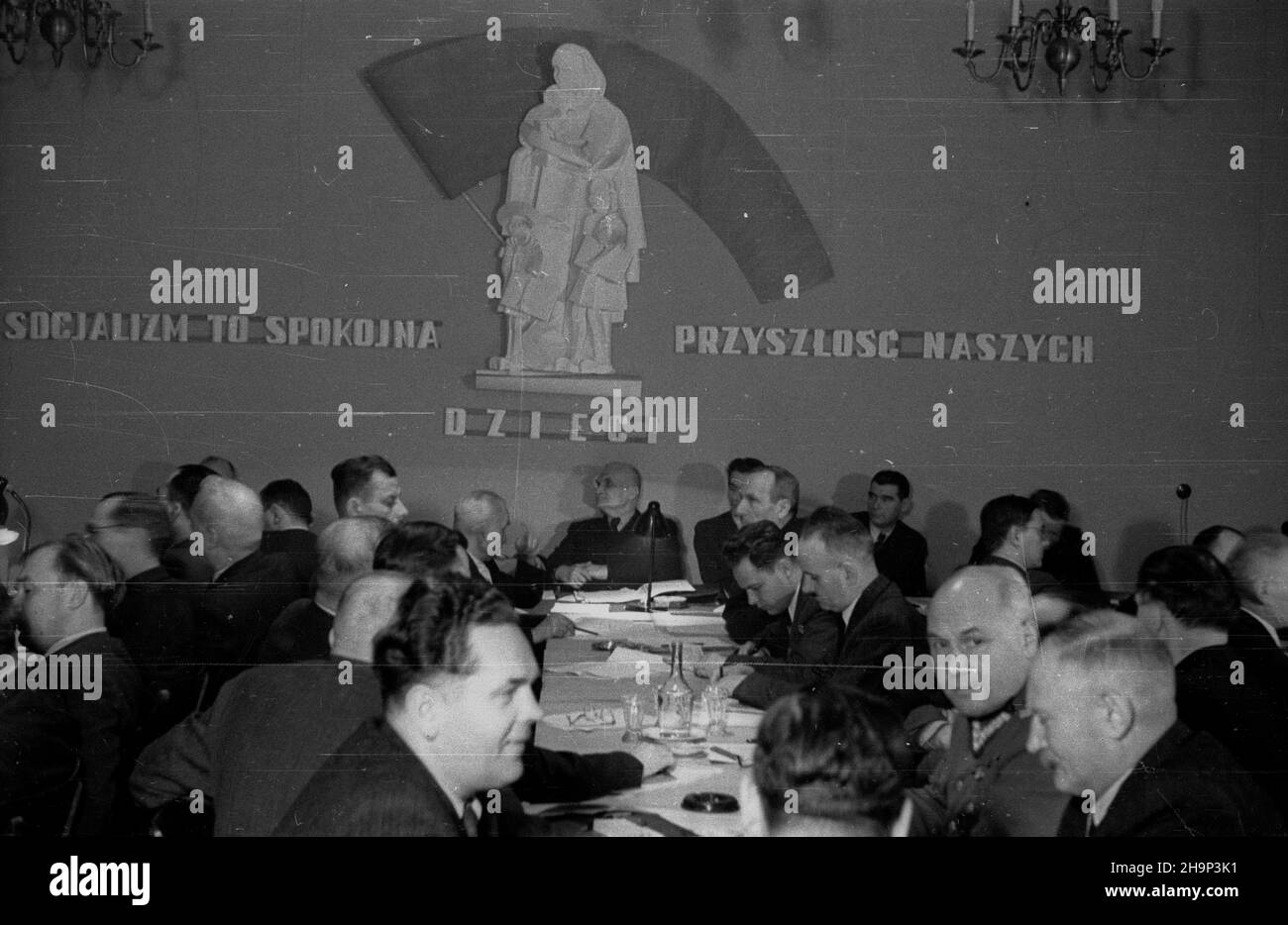 Warszawa, 1949-01-21. Plenarne posiedzenie Rady Naczelnej i Zarz¹du G³ównego Towarzystwa PrzyjaŸni Polsko-Radzieckiej. NZ. m.in. przewodnicz¹cy Centralnego Komitetu ¯ydów Polskich Adolf Berman (3P Przy Stole, z w¹sami) bk PAP Warschau, 21. Januar 1949. Eine Plenarsitzung des Hauptrats und des Hauptvorstandes der Polnisch-Sowjetischen Freundschaftsgesellschaft. Abgebildet unter anderem: Leiter des Zentralkomitees der polnischen Juden Adolf Berman (3rd rechts, am Tisch, mit Schnurrbart). bk PAP Stockfoto