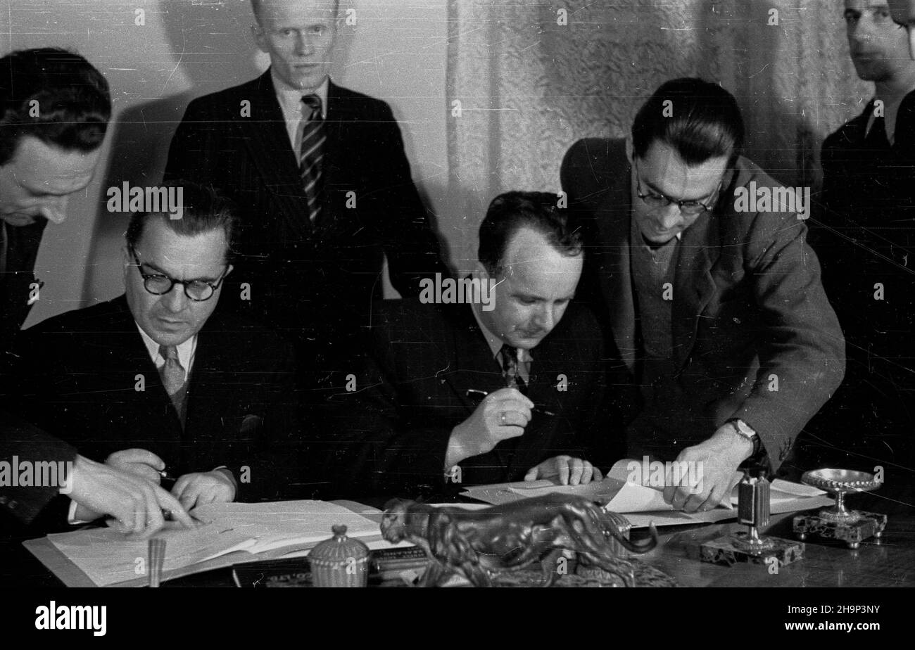 Warszawa, 1949-01-22. Ministerstwo Przemys³u i Handlu przy placu Trzech Krzy¿y. Podpisanie umowy o wymianie handlowej i p³atnoœciach na rok 1949. NZ. Sygnatariusze: ze strony polskiej in¿ynier Micha³ Dichter (P), ze strony albañskiej Konstanty Tashka (L). PAP Warschau, 22. Januar 1949. Das Industrie- und Handelsministerium auf dem Trzech Krzyzy-Platz. Die Unterzeichnung eines Handels- und Zahlungsabkommens aus dem Jahr 1949. Im Bild: Die Unterzeichner - für Polen Ingenieur Michal Dichter (rechts), für Albanien - Konstanty Taschka (links). bk PAP Stockfoto